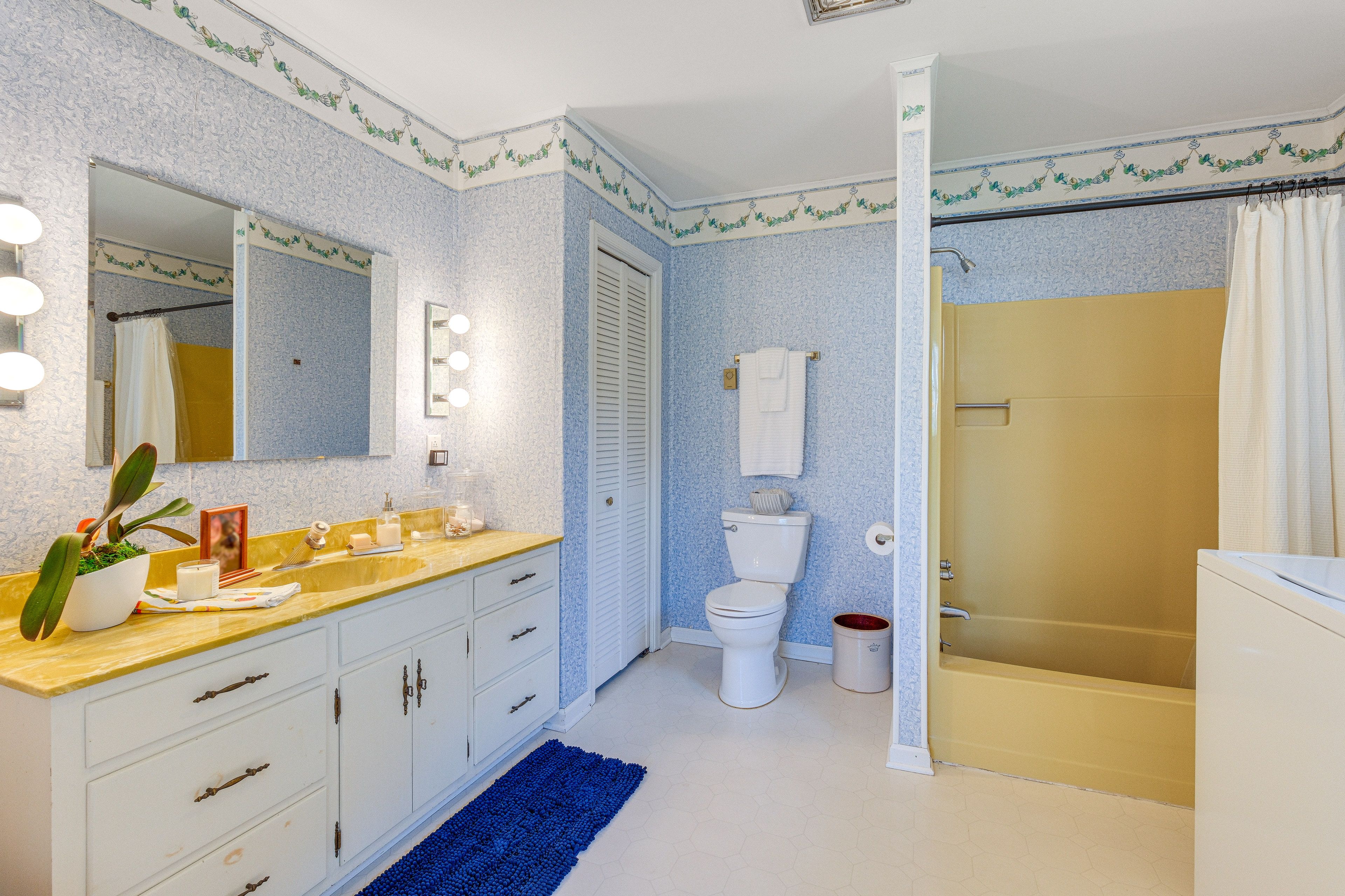 Full Bathroom | Washer & Dryer
