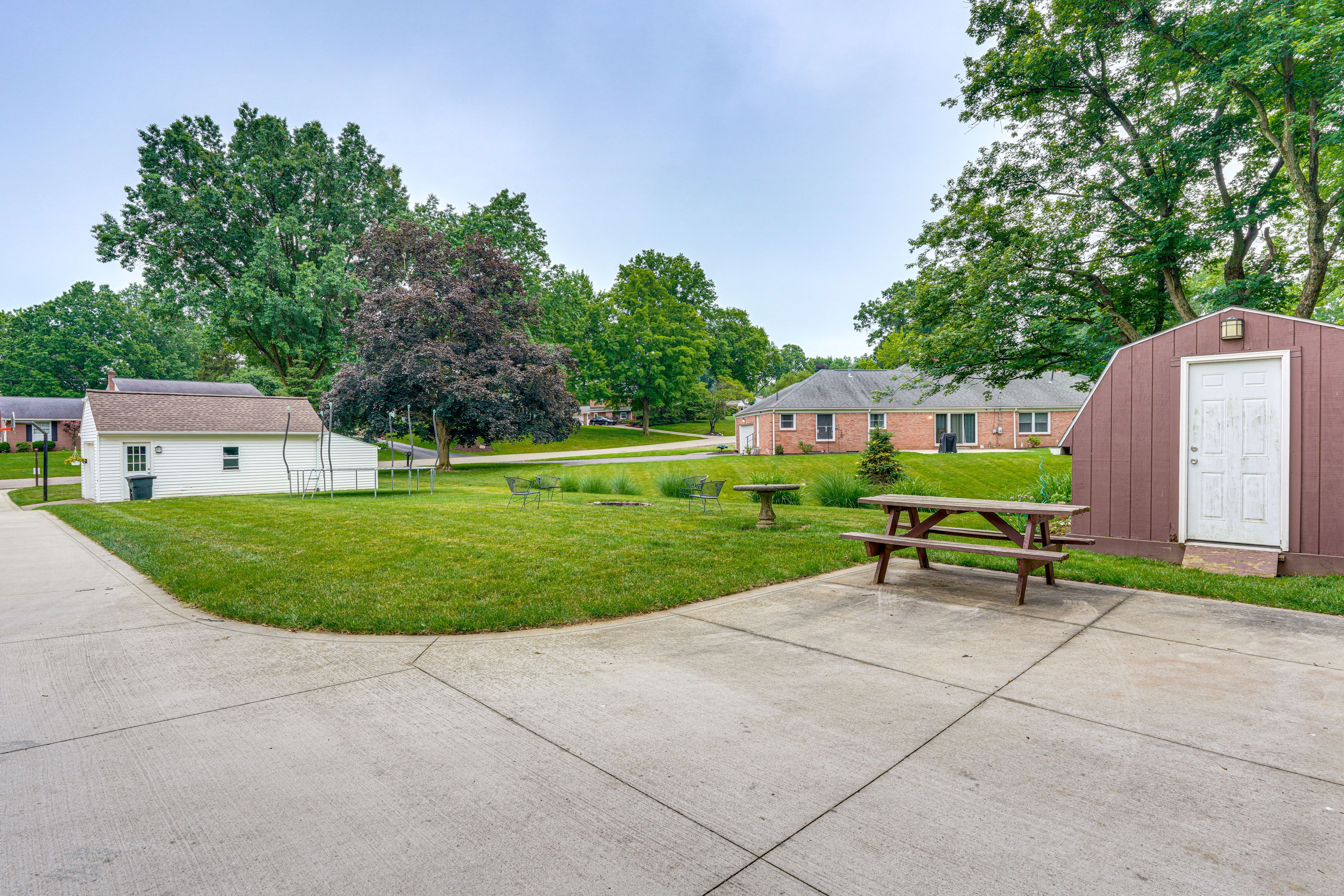 Picnic Table | Wood-Burning Fire Pit | Basketball Hoop