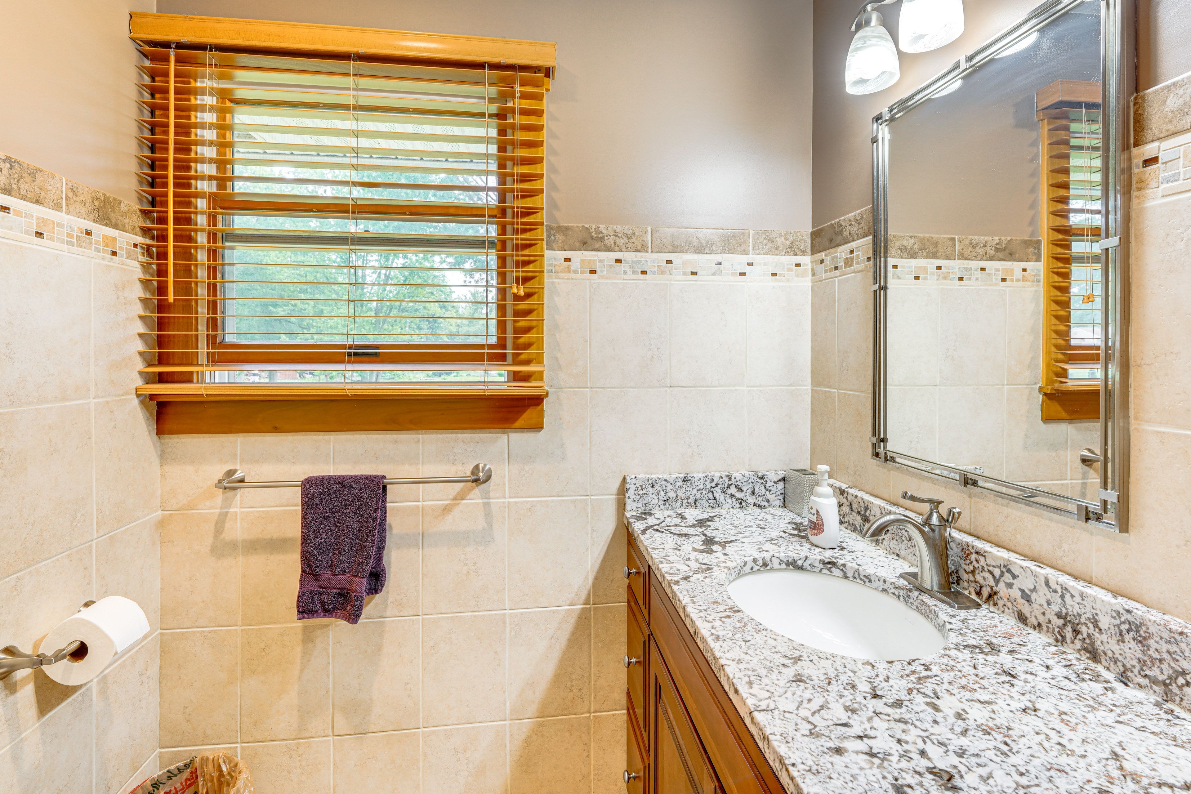 Full Bathroom | 1st Floor | Complimentary Toiletries
