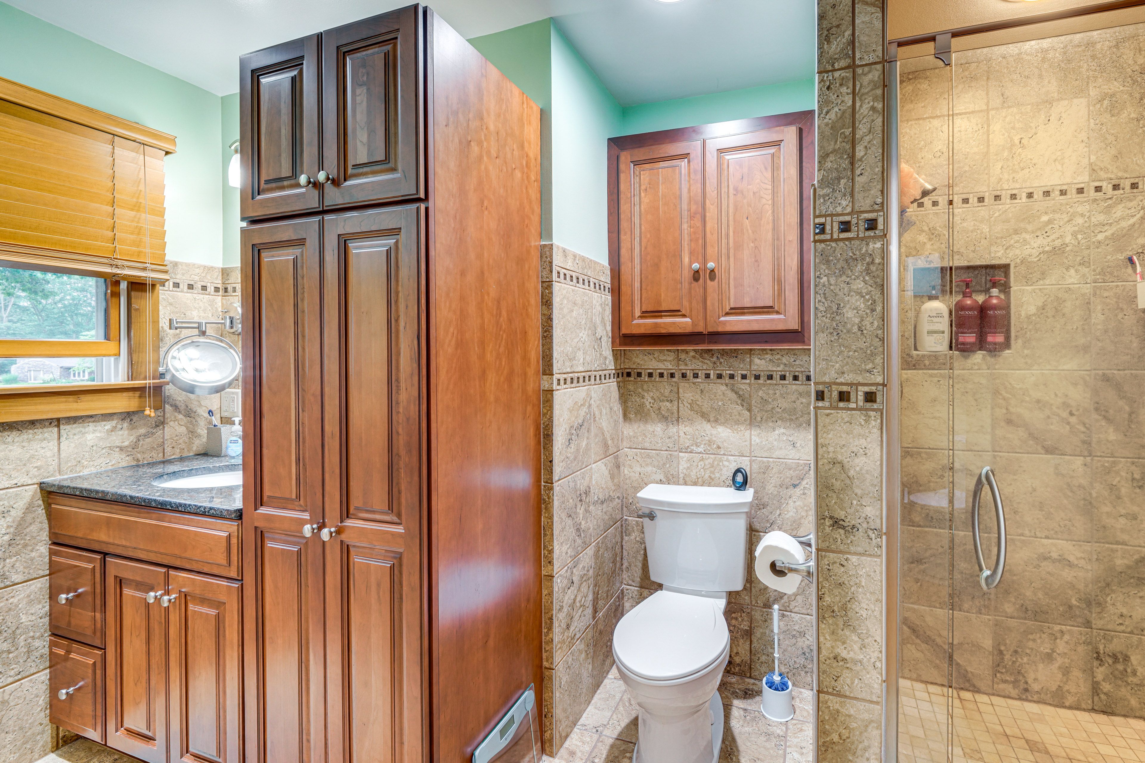 Full Bathroom | 1st Floor | Towels Provided