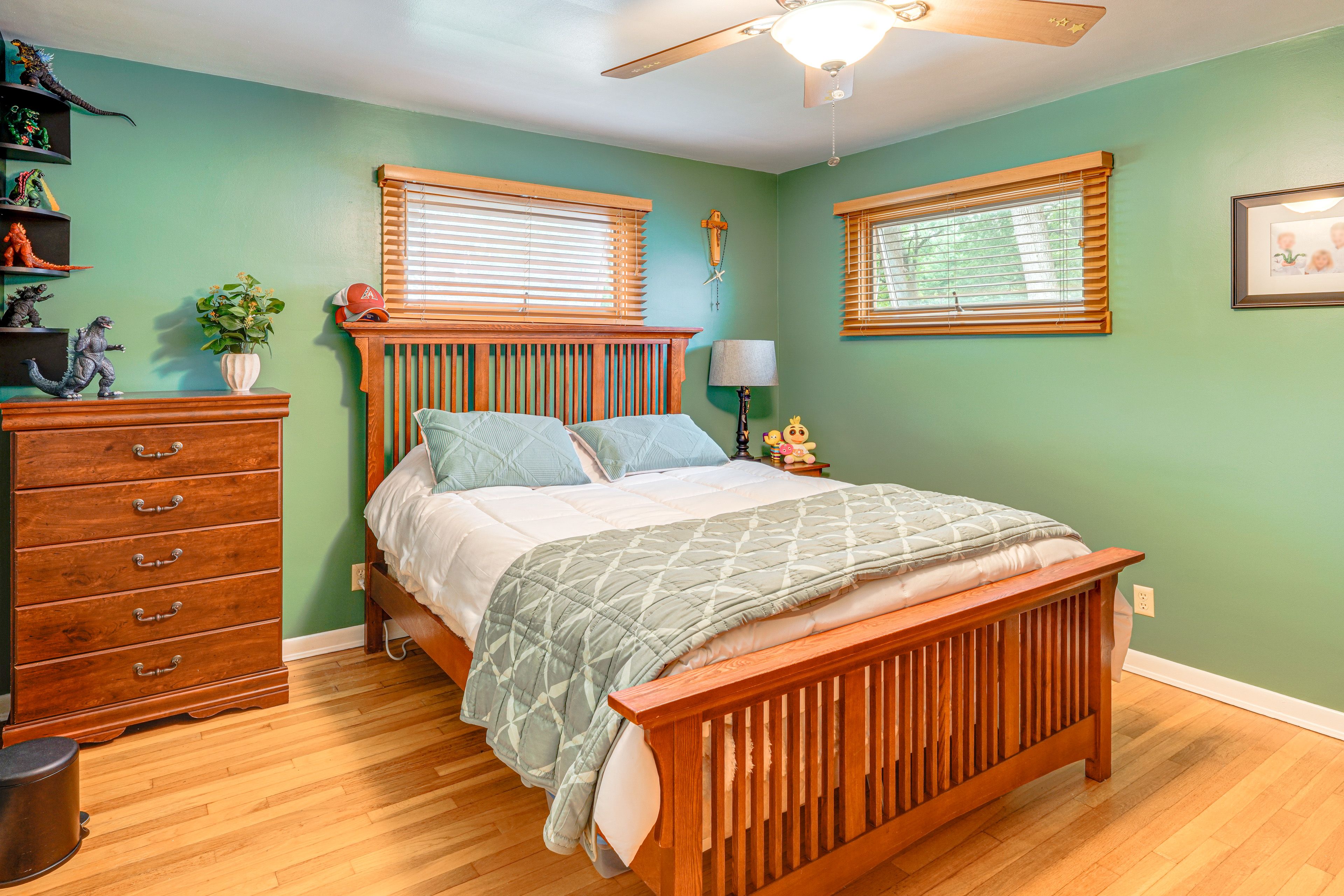 Bedroom 2 | 1st Floor | Queen Bed | Smart TV
