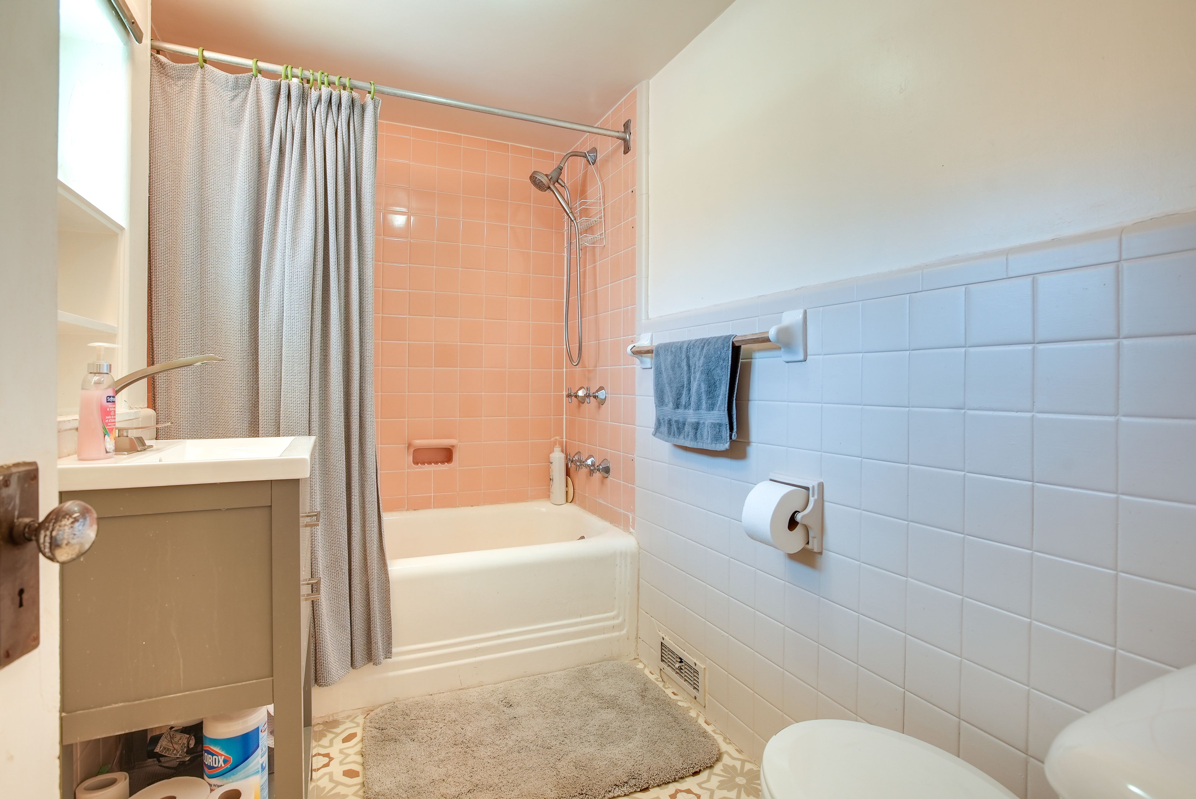 Full Bathroom | 2nd Floor | Complimentary Toiletries | Hair Dryer