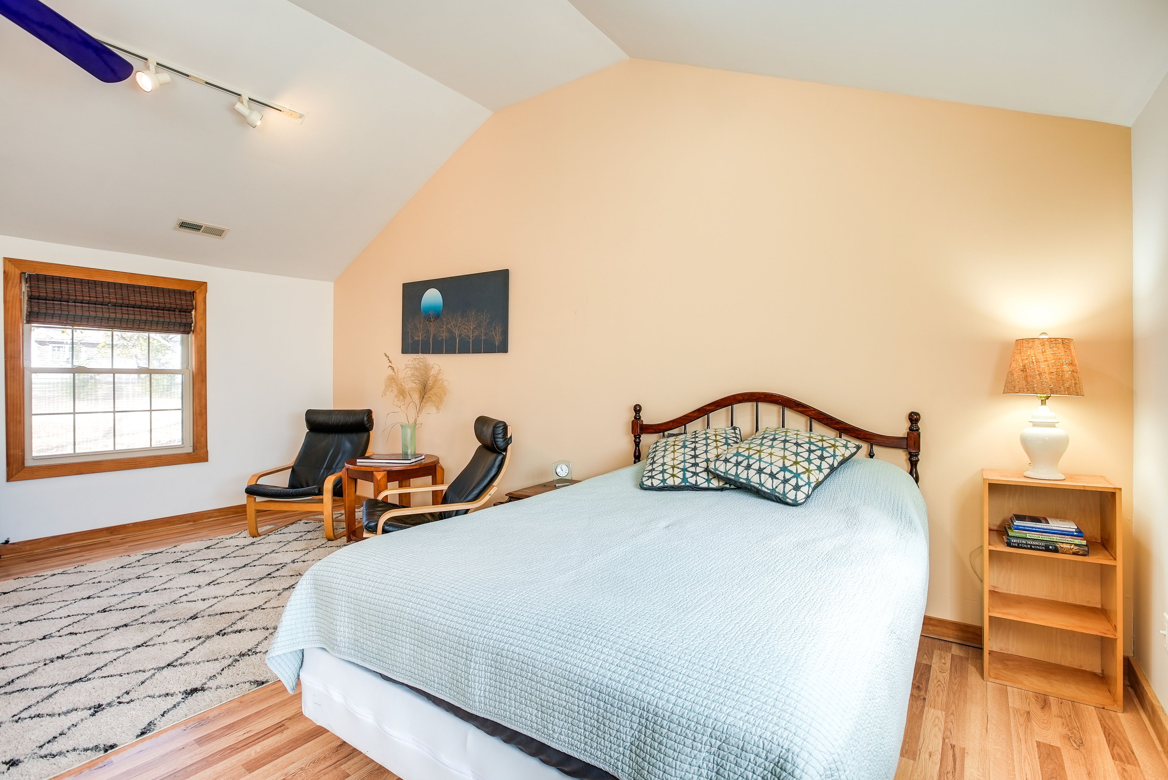 Studio | Queen Bed | Linens Provided