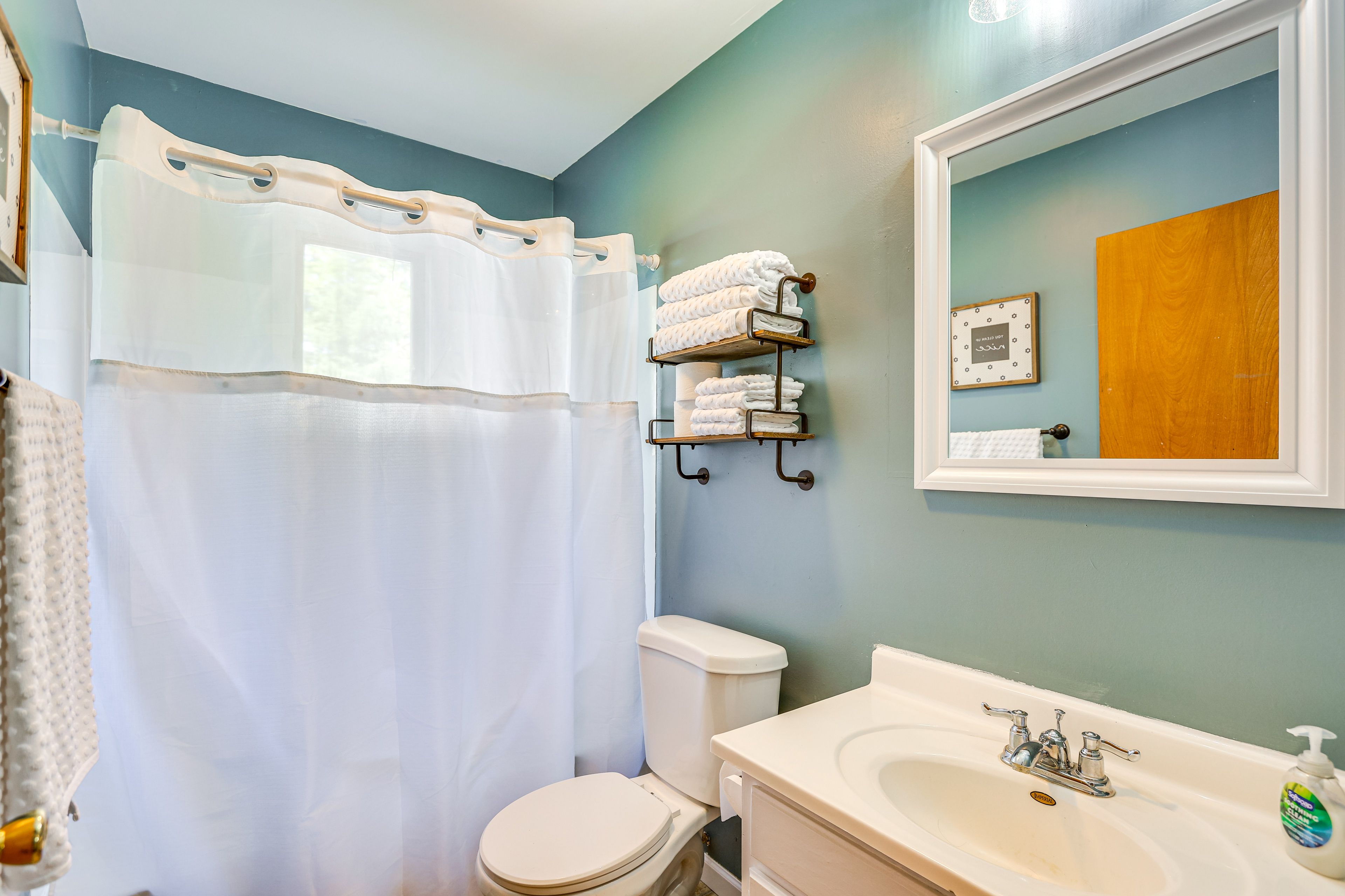Full Bathroom | Towels Provided | 1st Floor