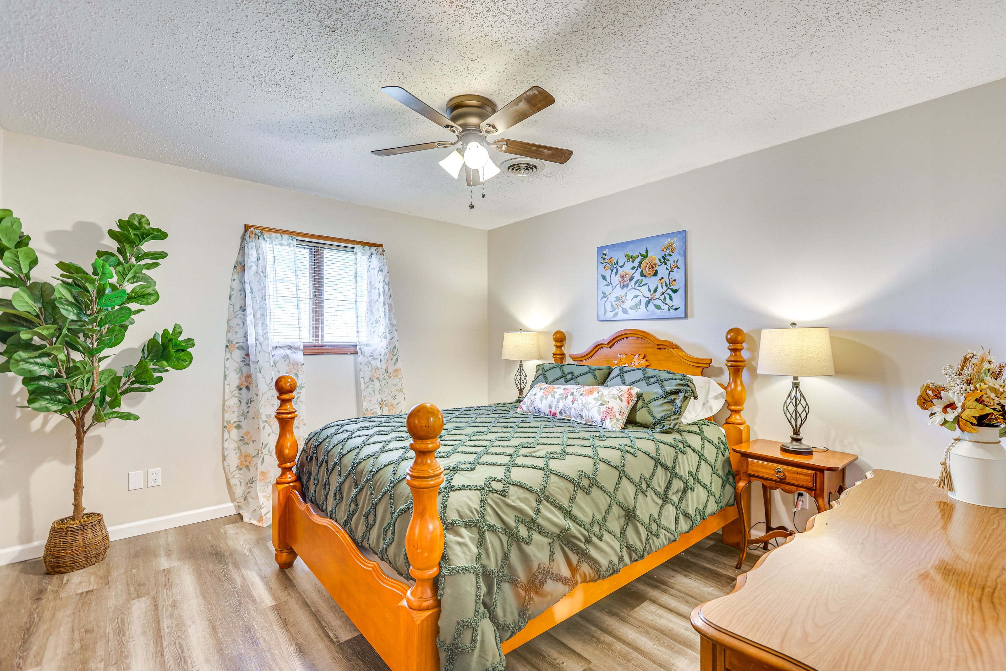 Bedroom 1 | Queen Bed | 1st Floor