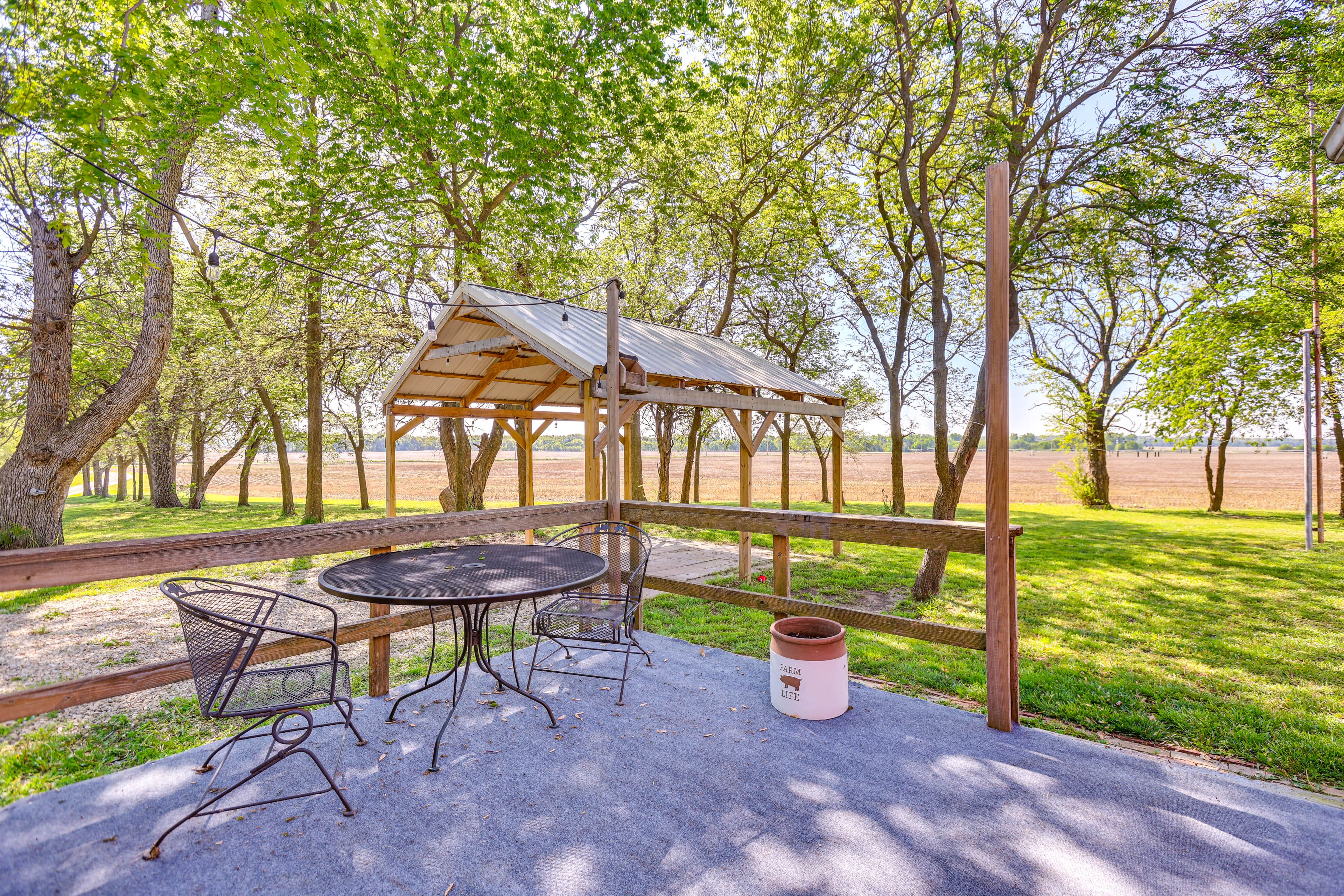 Front Patio | Outdoor Dining Area