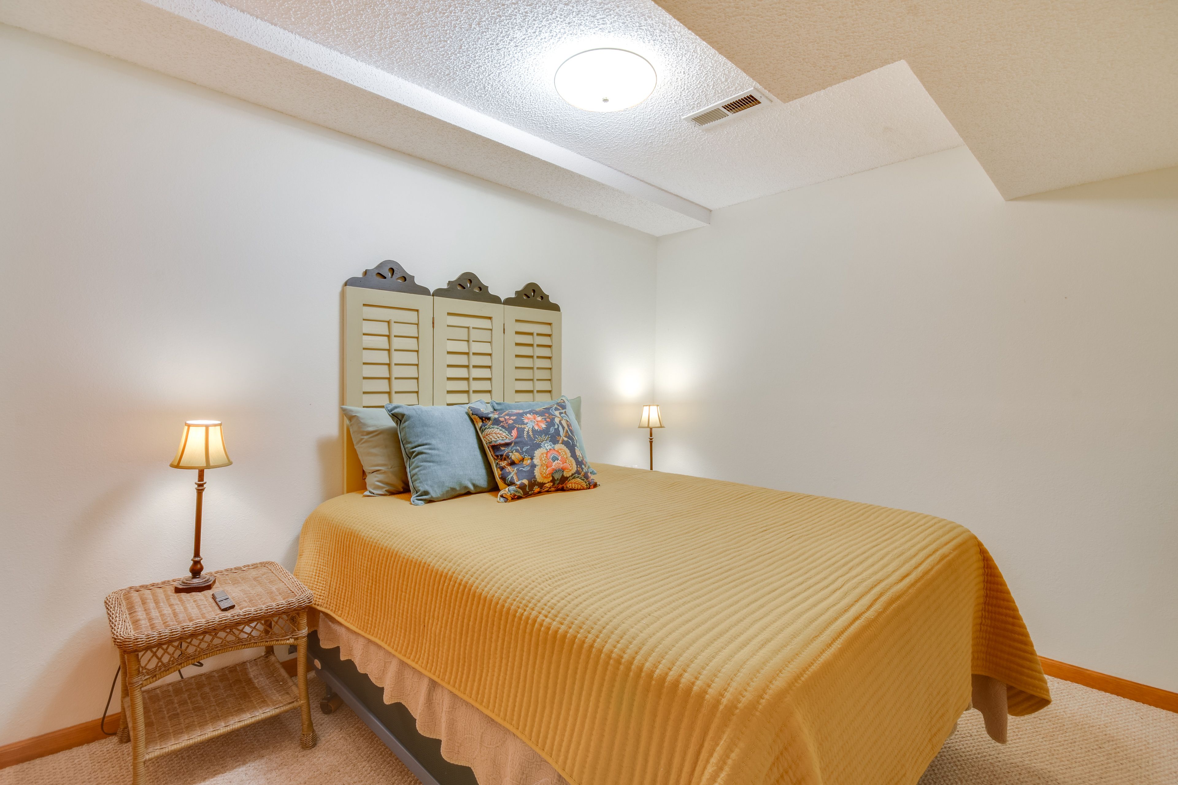 Bonus Room | Queen Bed | Lower Level