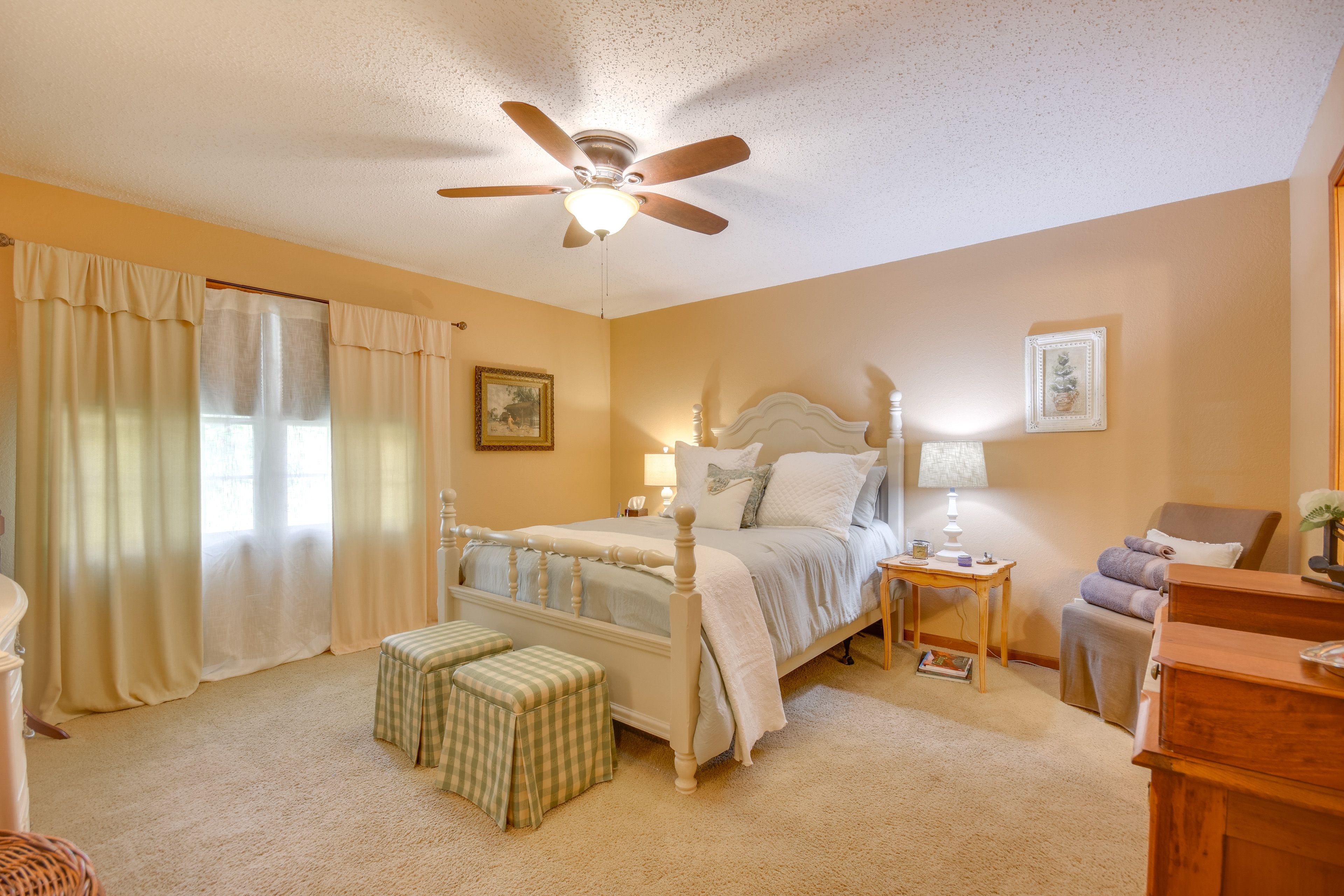 Bedroom 1 | Queen Bed | 1st Floor