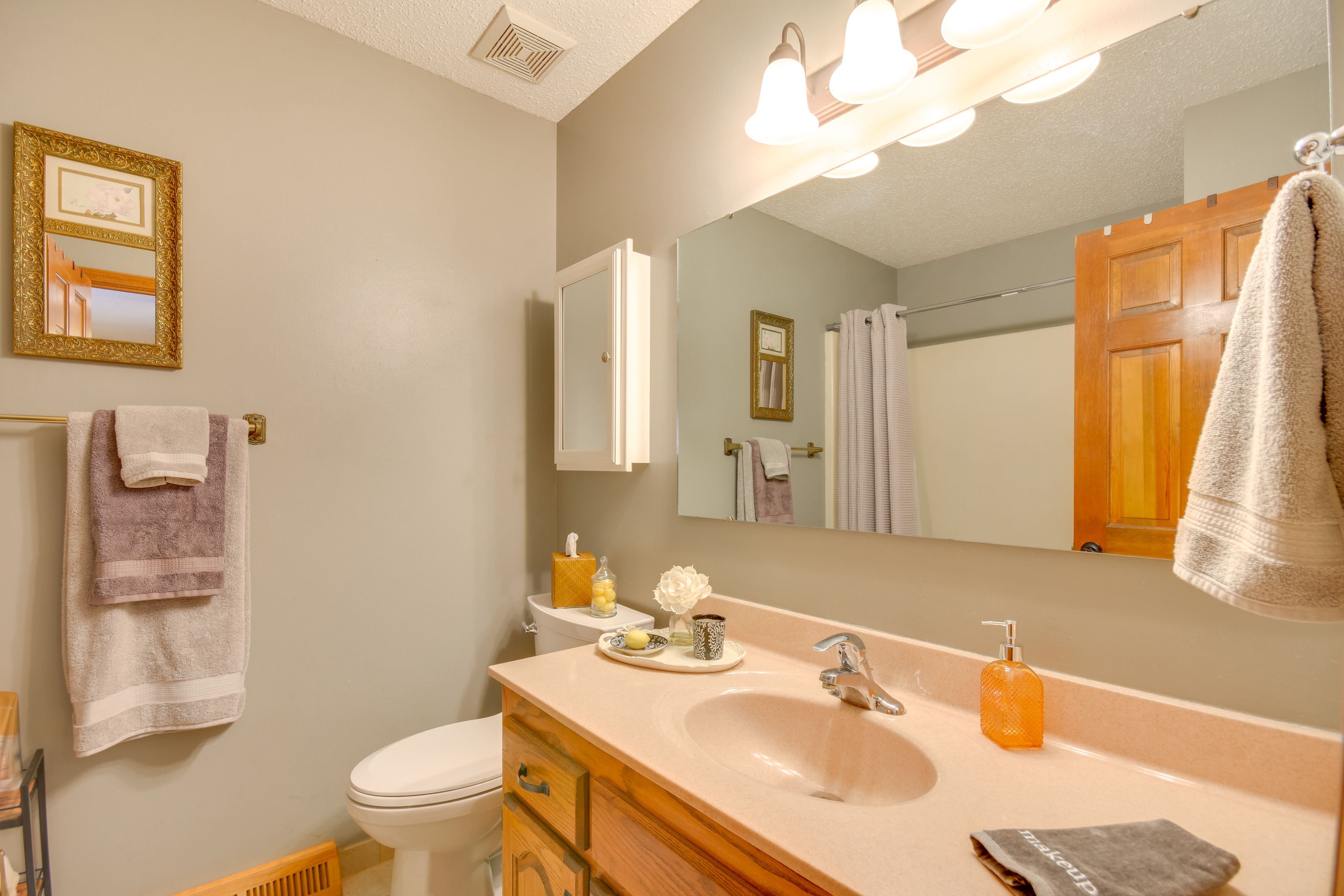 Full Bathroom | 1st Floor