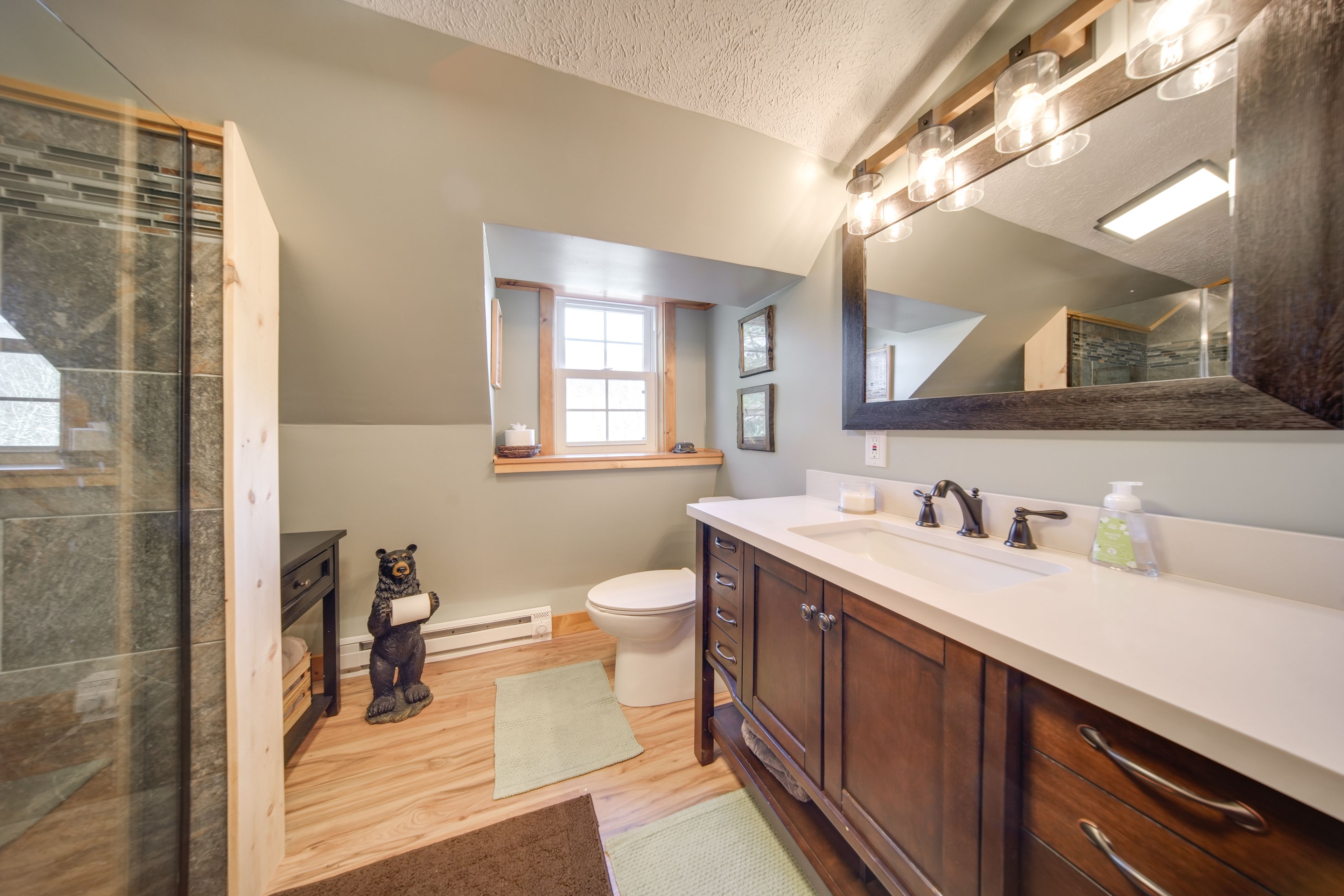 Full Bathroom | Upper Level
