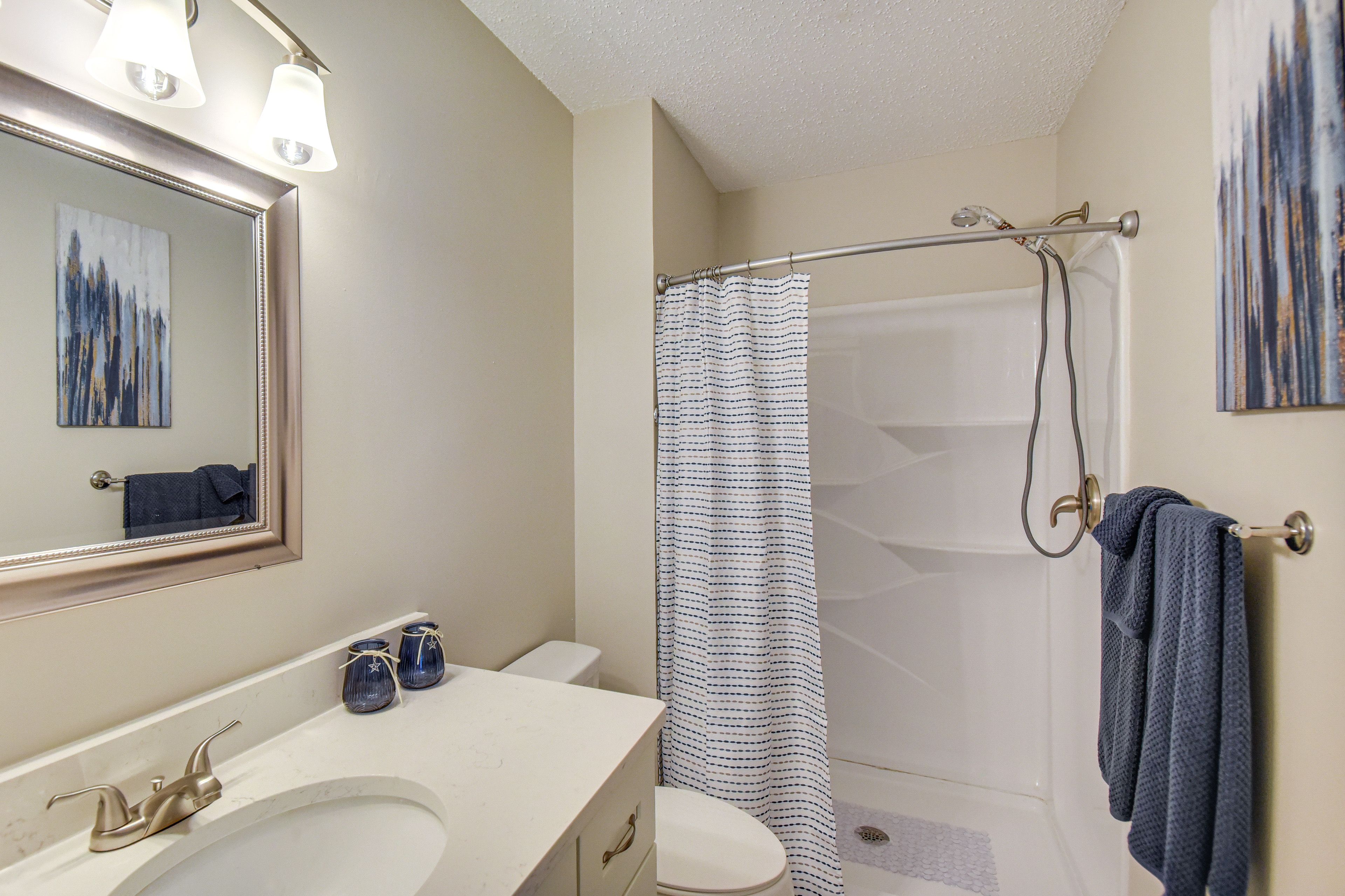 En-Suite Bathroom | 2nd Floor | Towels Provided