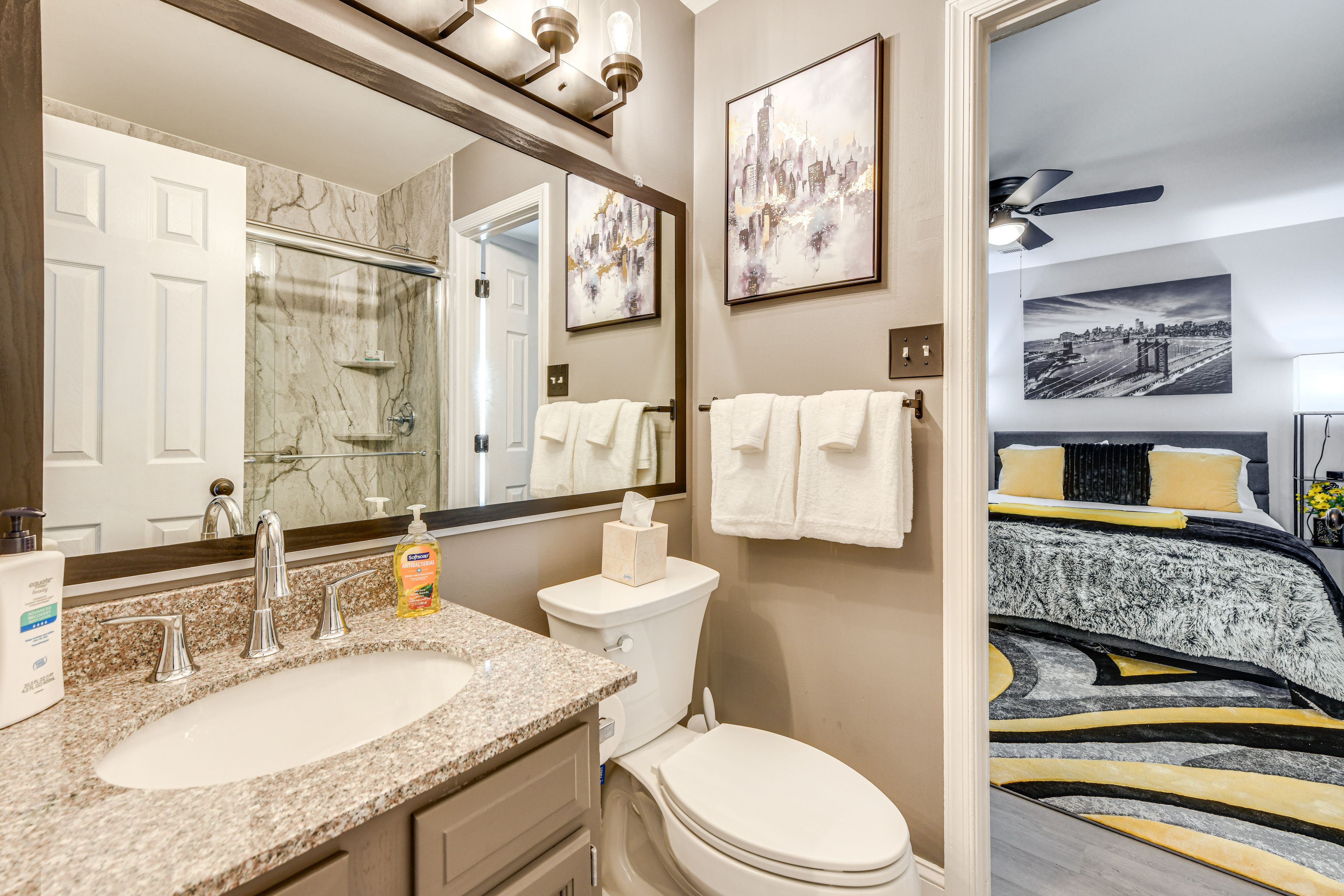 Full Bathroom | Towels Provided