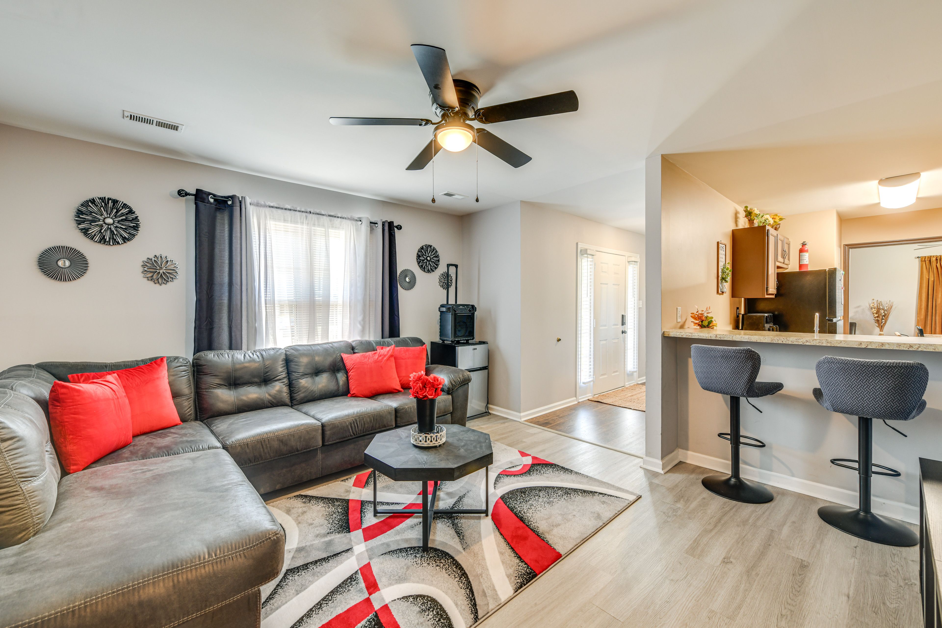 Living Room | Free WiFi | Smart TV