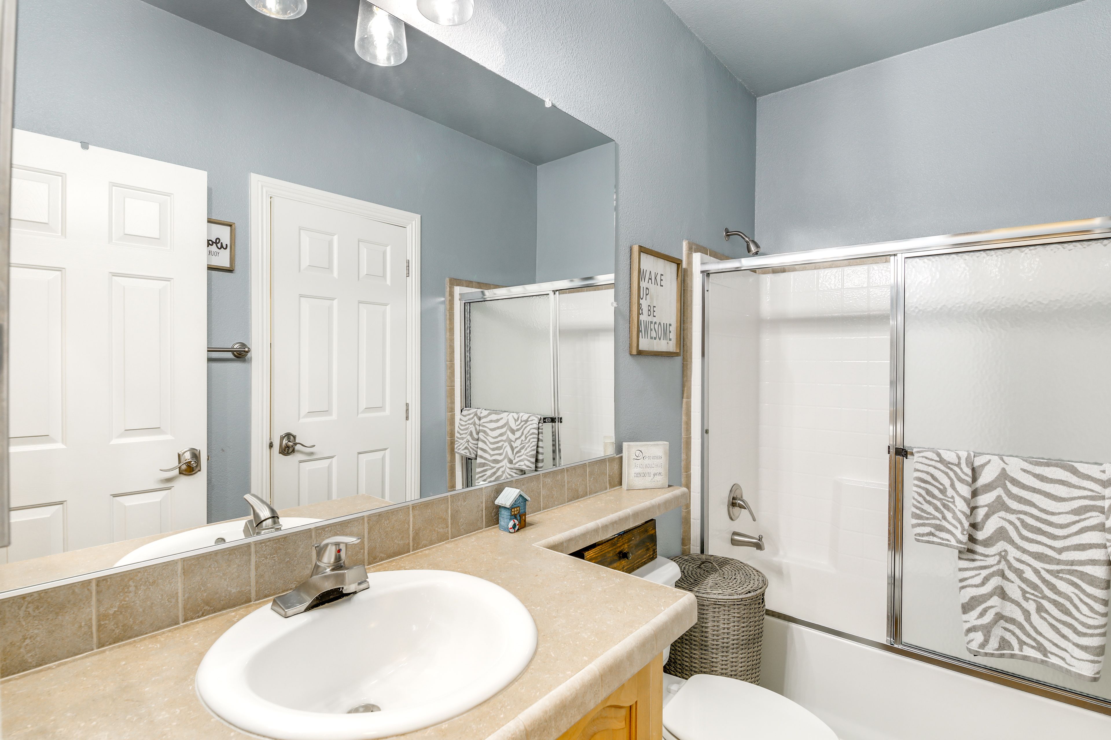 Full Bathroom | Towels Provided