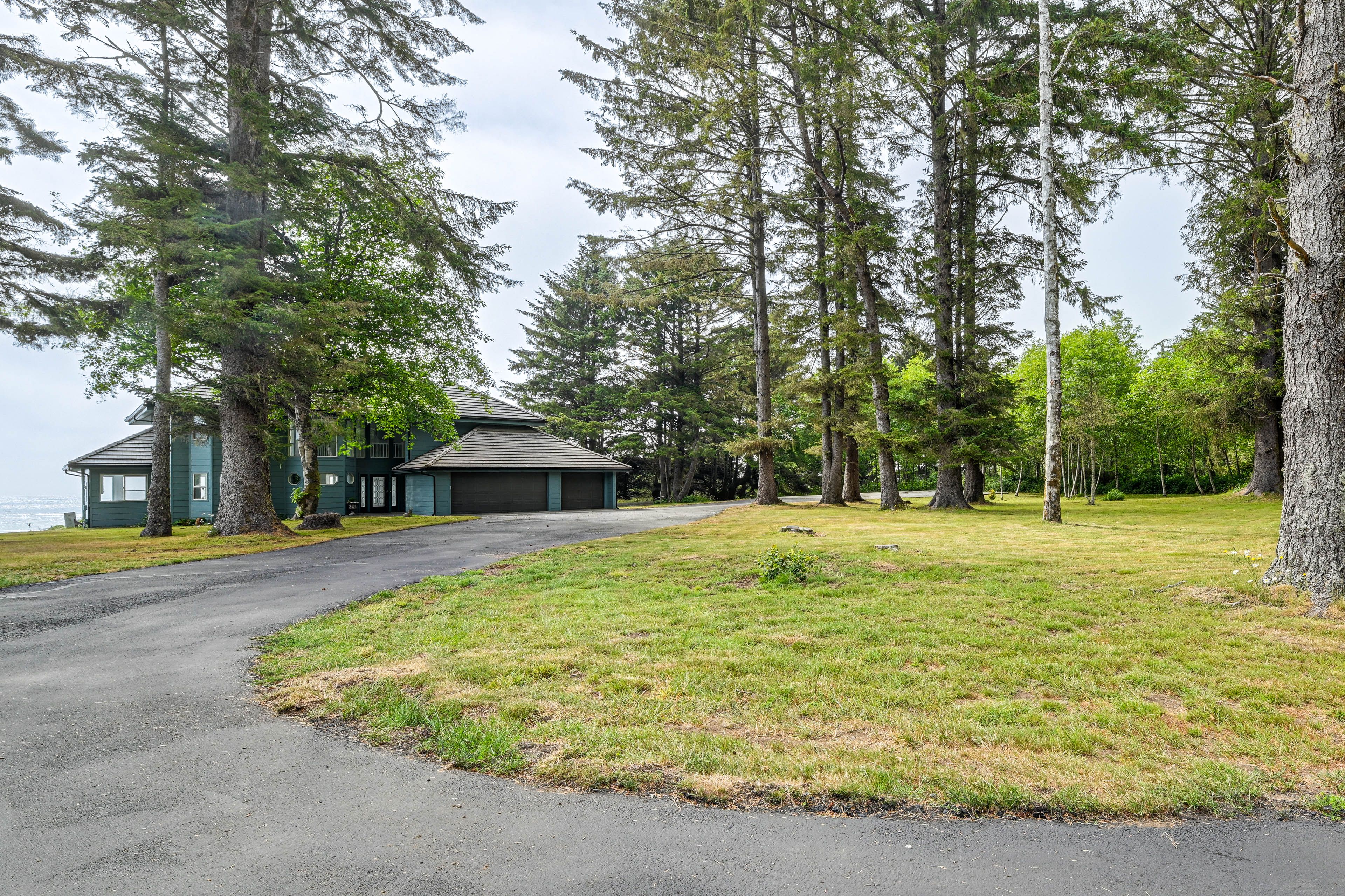 Parking | Garage (1 Vehicle) | Driveway (6 Vehicles)