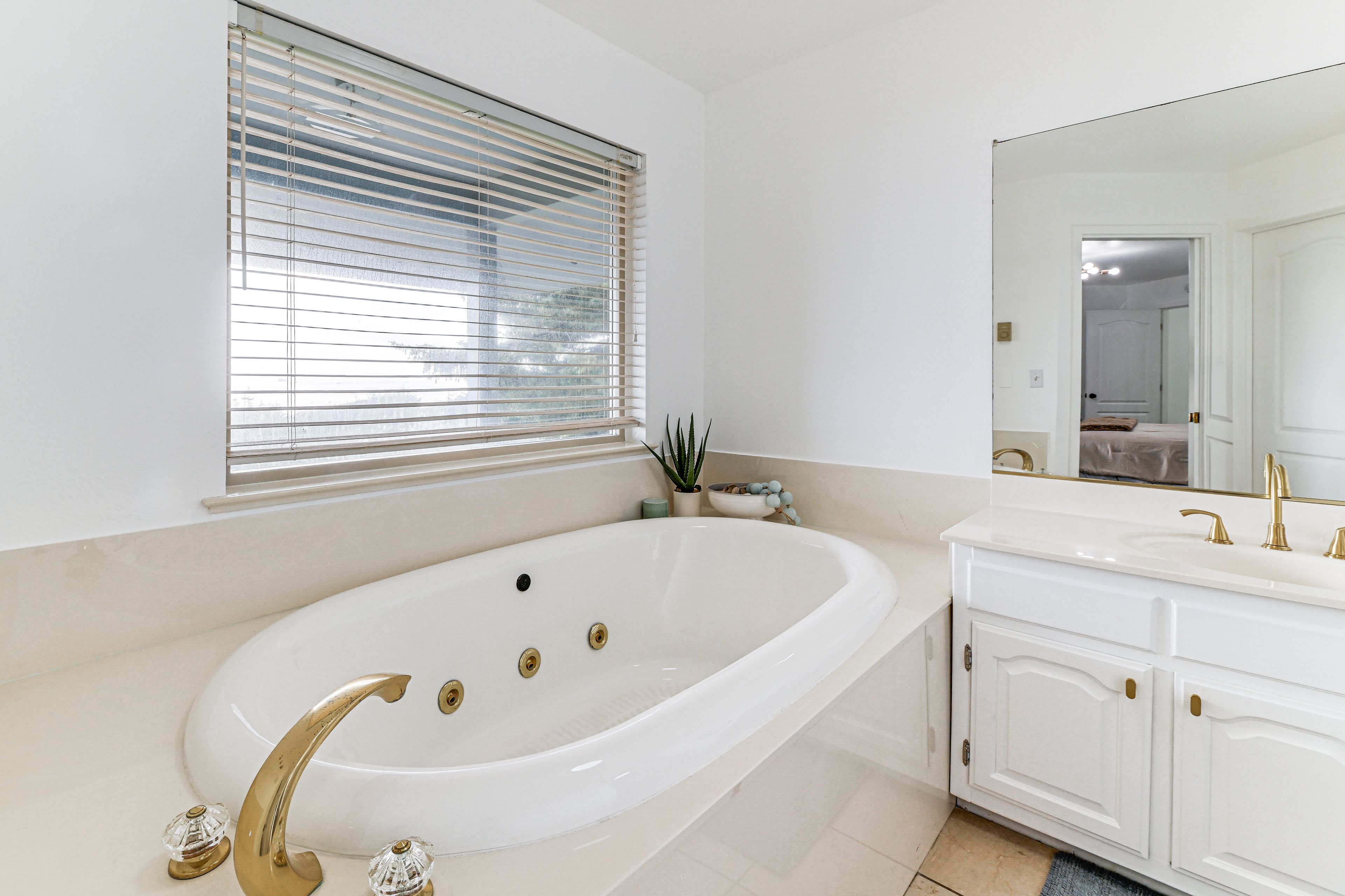 En-Suite Bathroom | 2nd Floor | Jetted Tub | Towels Provided