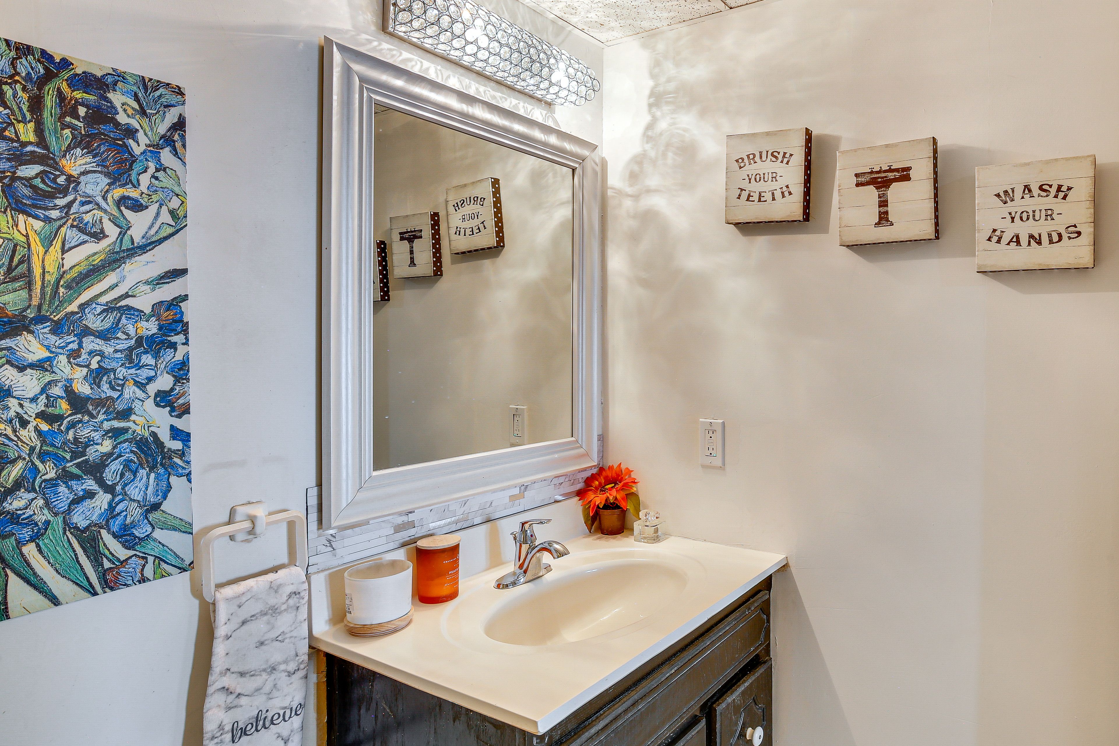 Full Bathroom | Towels Provided | Basement Level