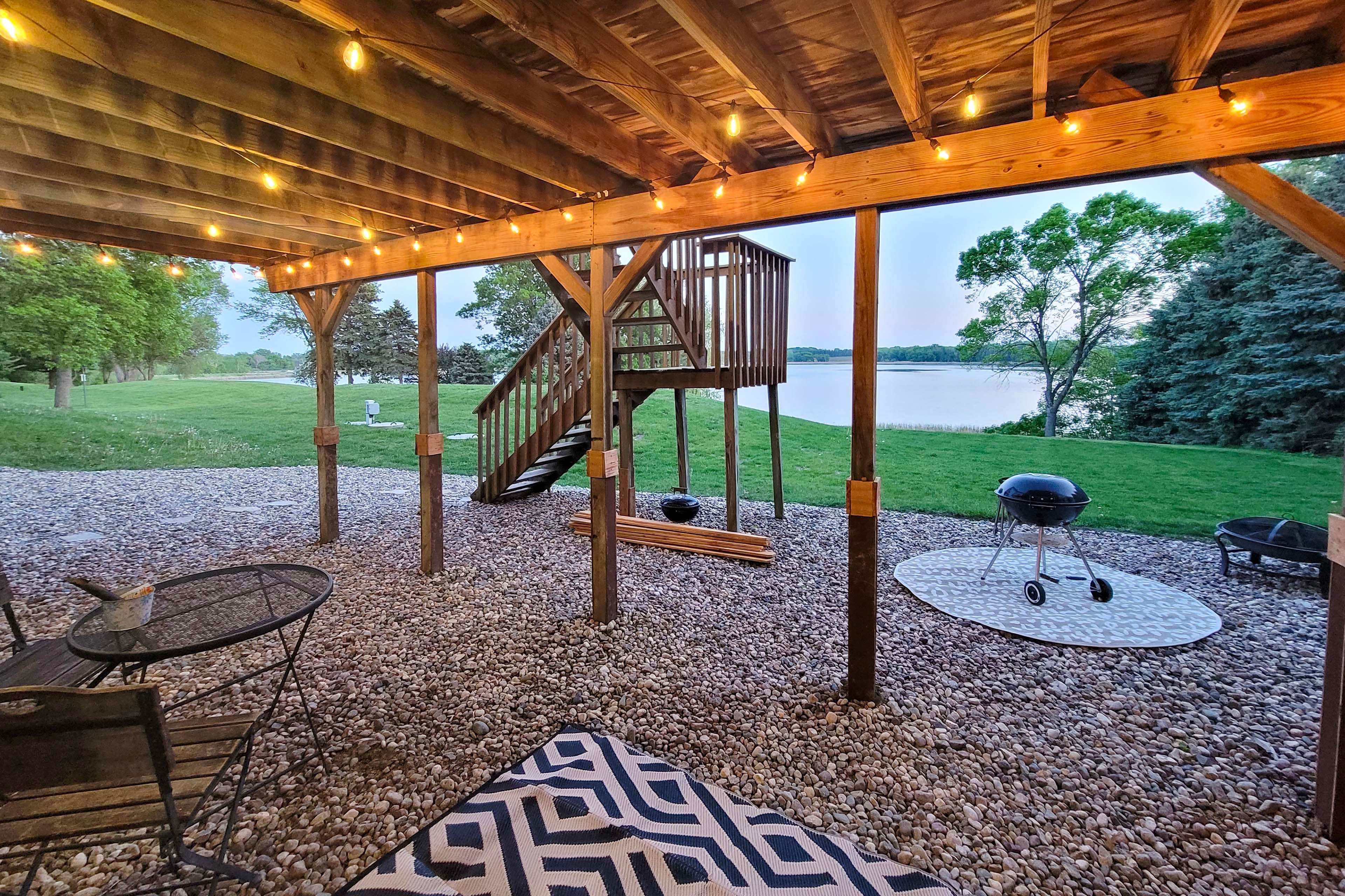 Yard | Lake View | Fire Pit | Charcoal Grill