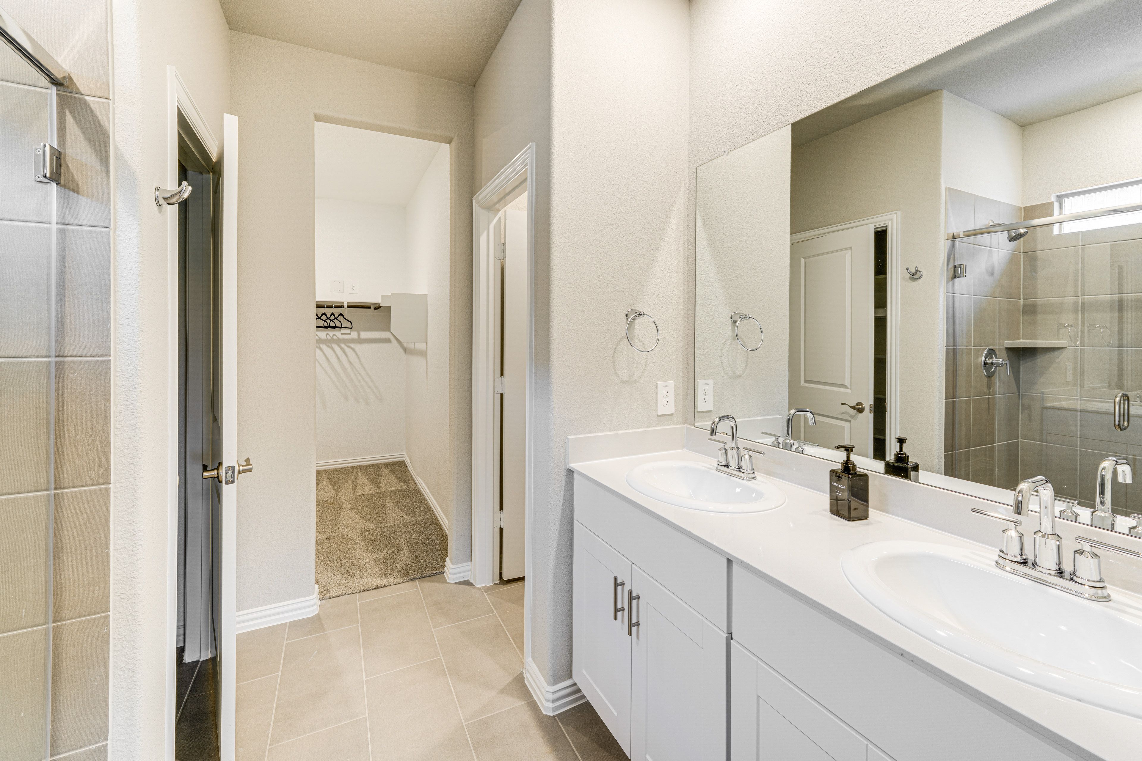 Full Bathroom | Towels Provided | 1st Floor