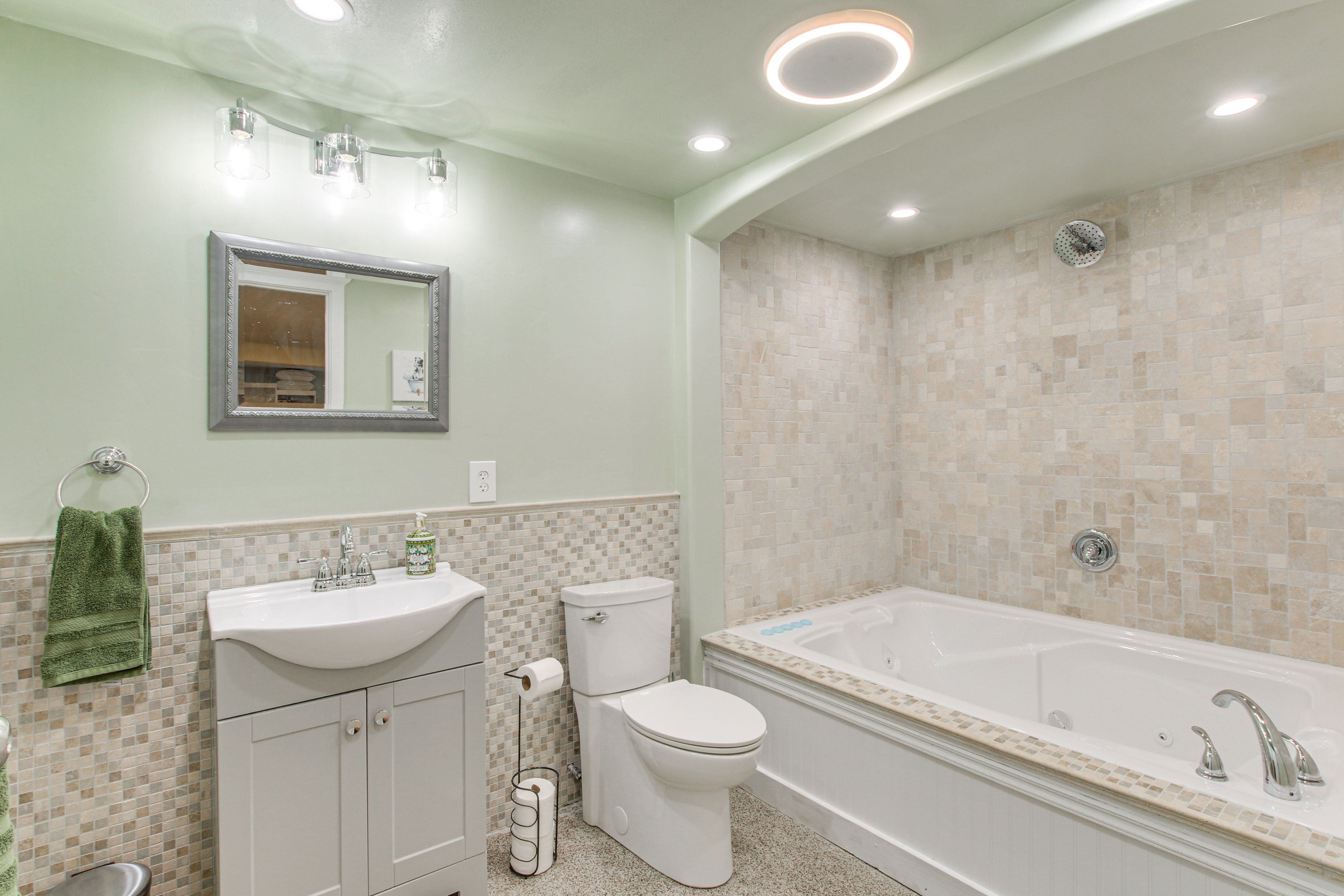 Bathroom | Jetted Tub | Towels Provided