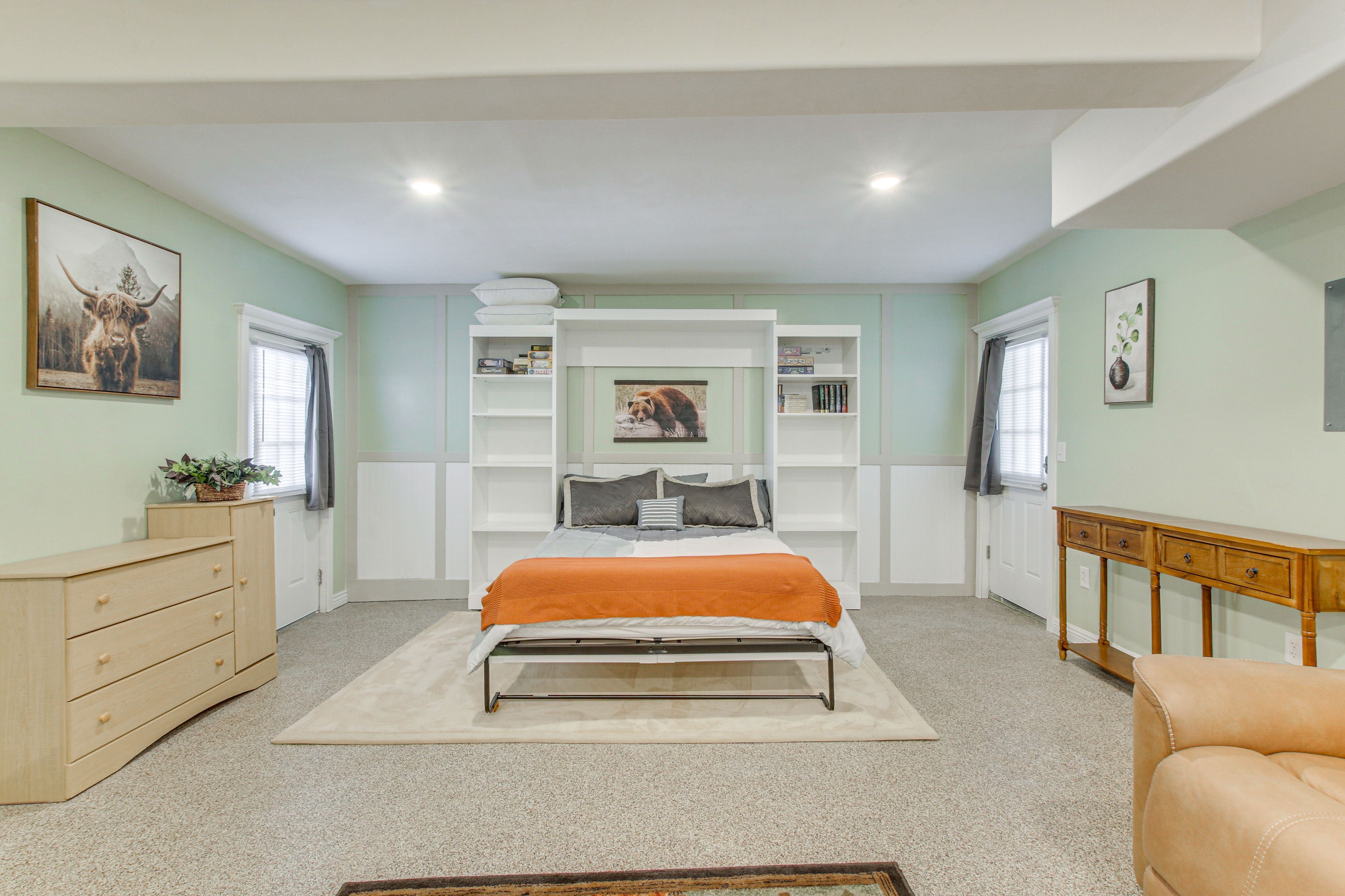Studio | Queen Murphy Bed | Free WiFi | A/C Unit