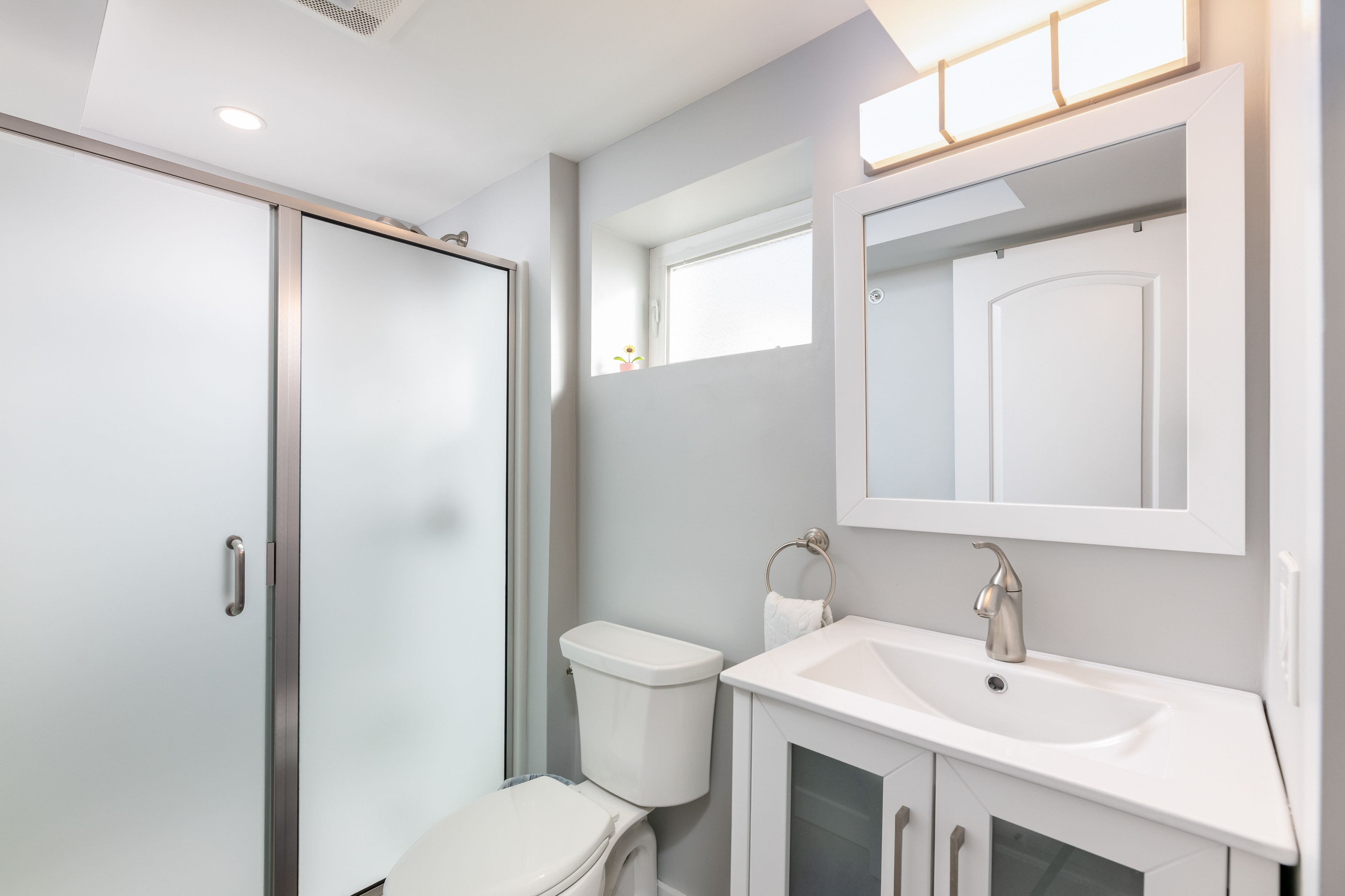 Full Bathroom | 1st Floor | Towels Provided