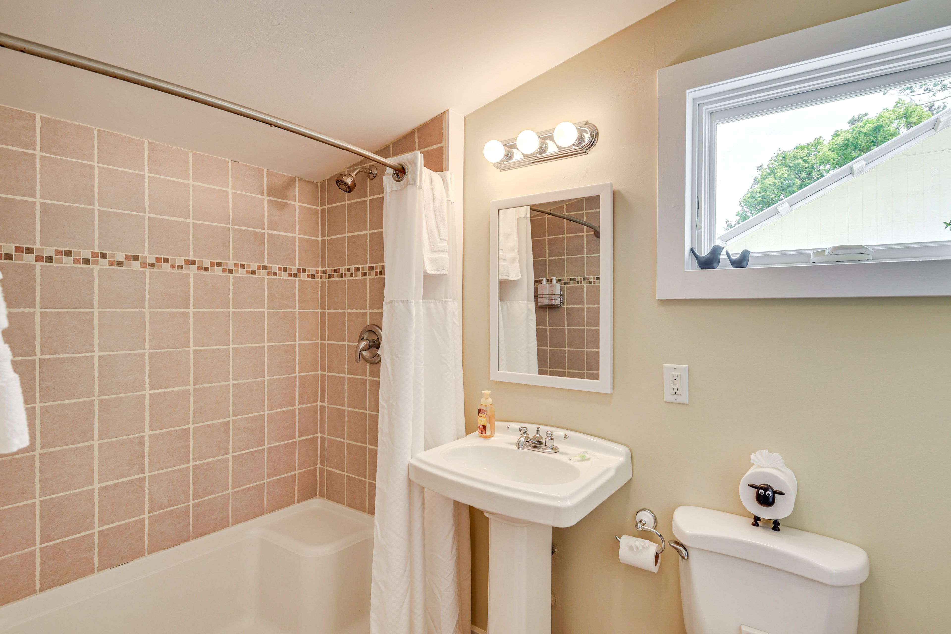 Full Bathroom | 1st Floor
