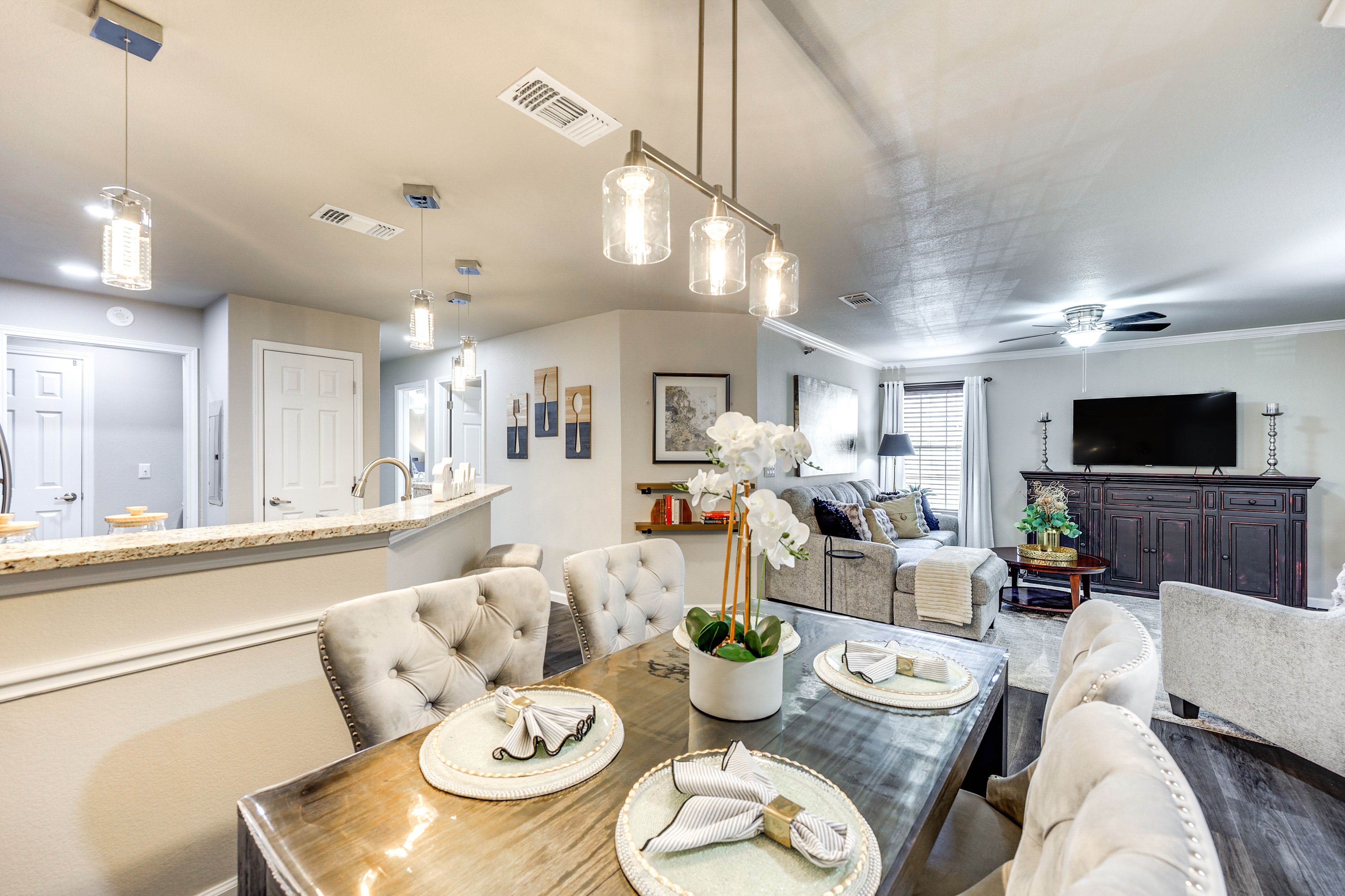 Dining Area | Dishware/Flatware Provided