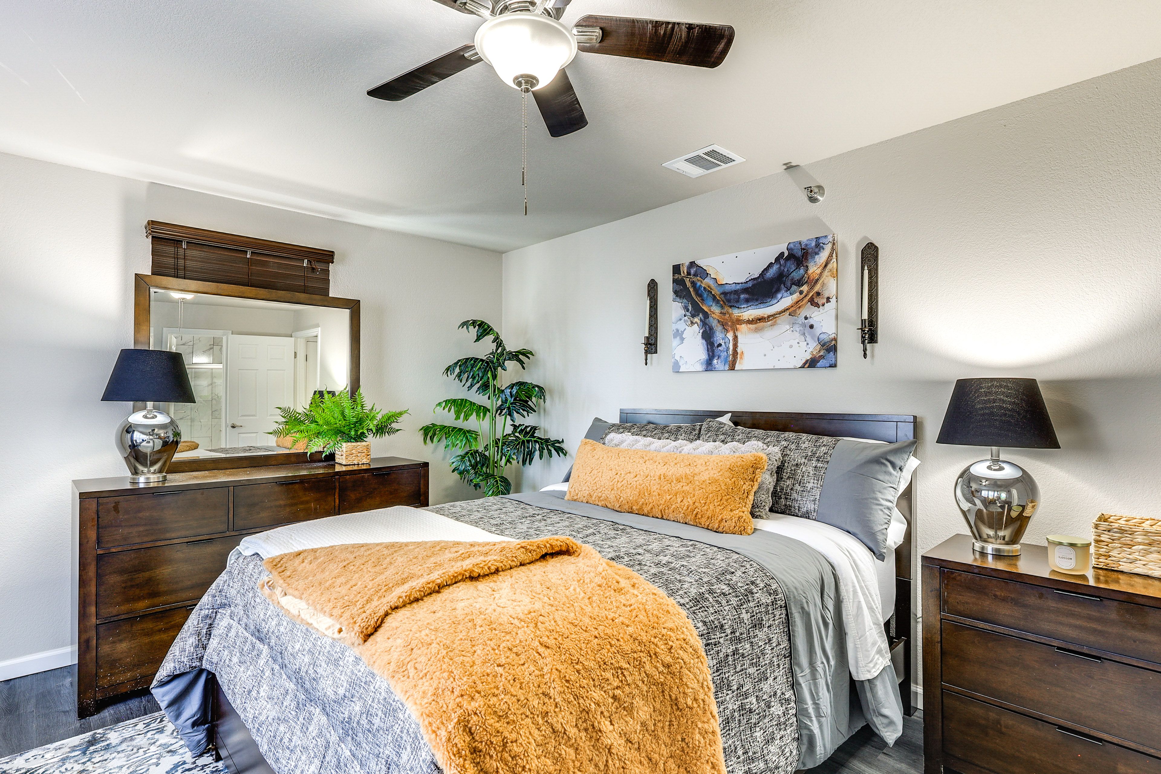 Bedroom 1 | King Bed | Smart TV | En-Suite Bathroom