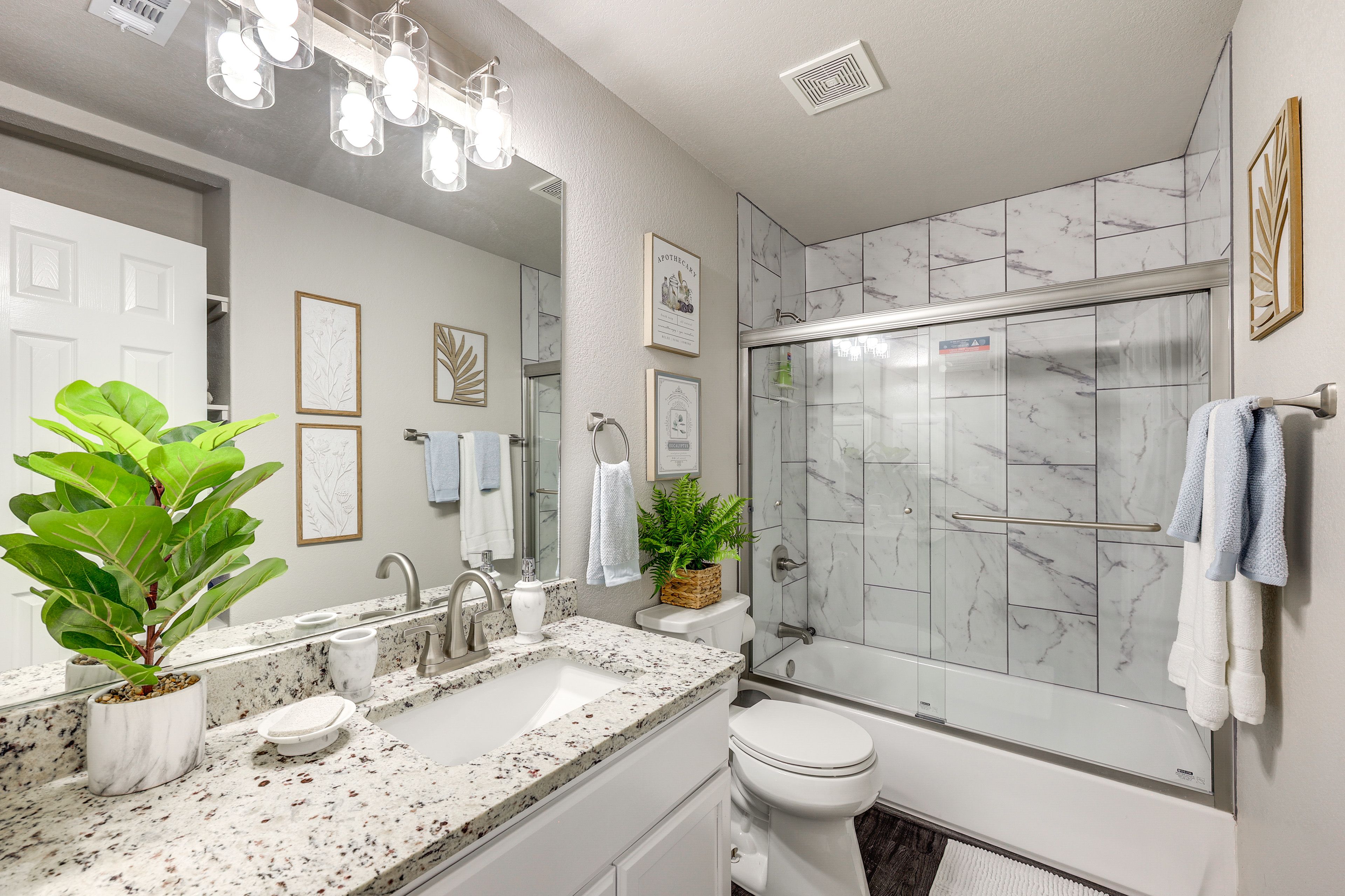 En-Suite Bathroom | Towels & Linens Provided