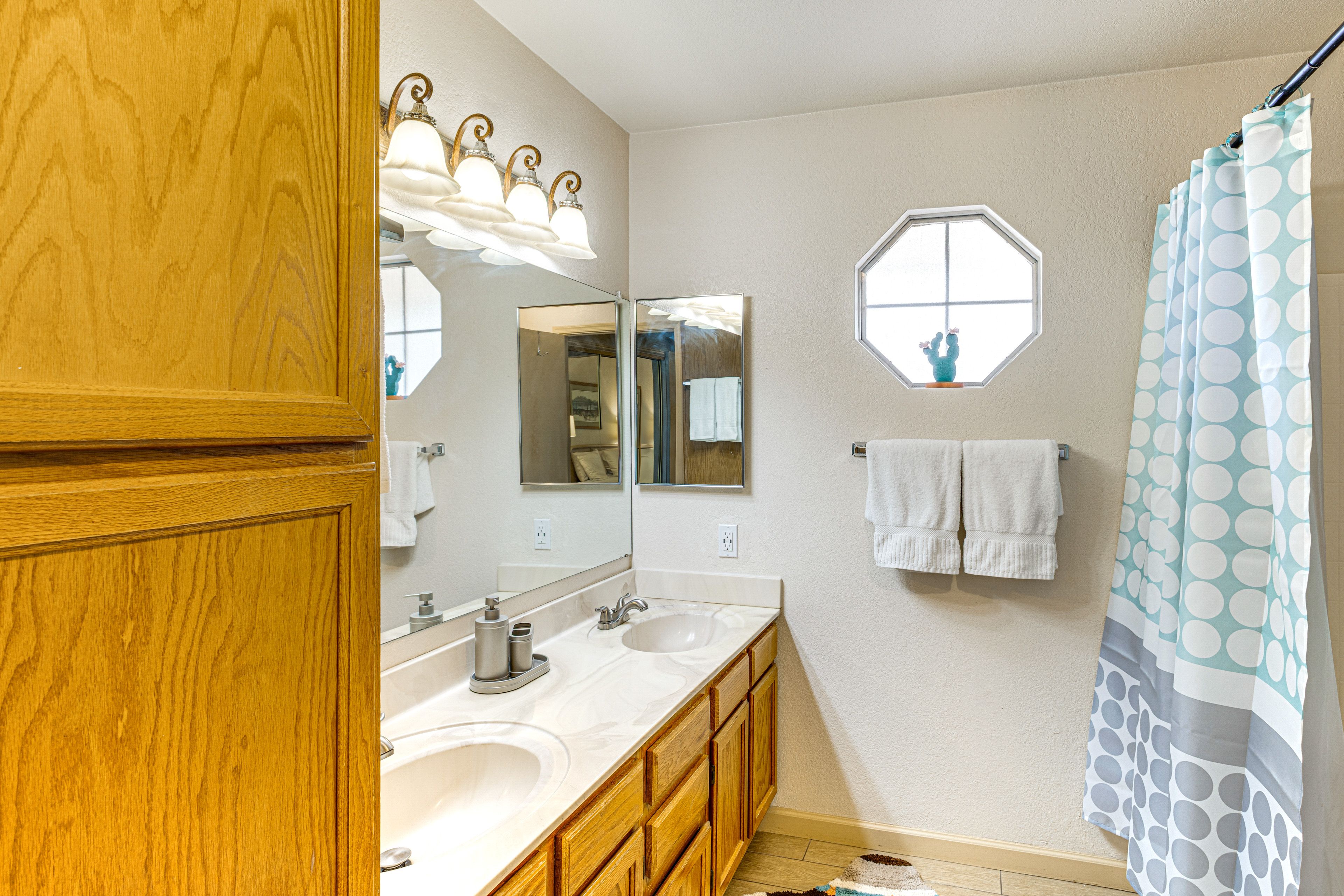 Full Bathroom | Towels Provided