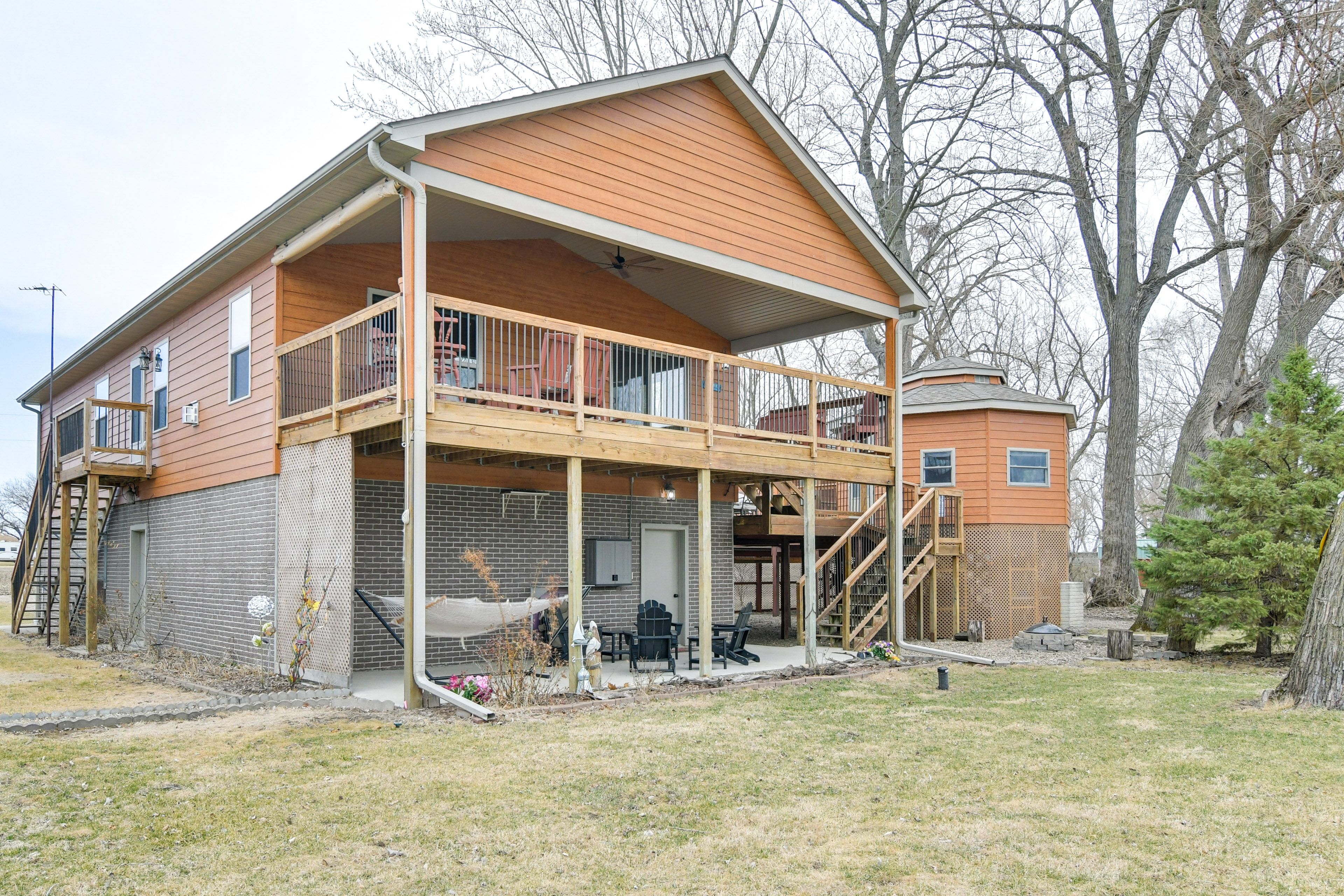 Exterior | Parking | Garage (2 Vehicles) | Driveway (5 Vehicles)