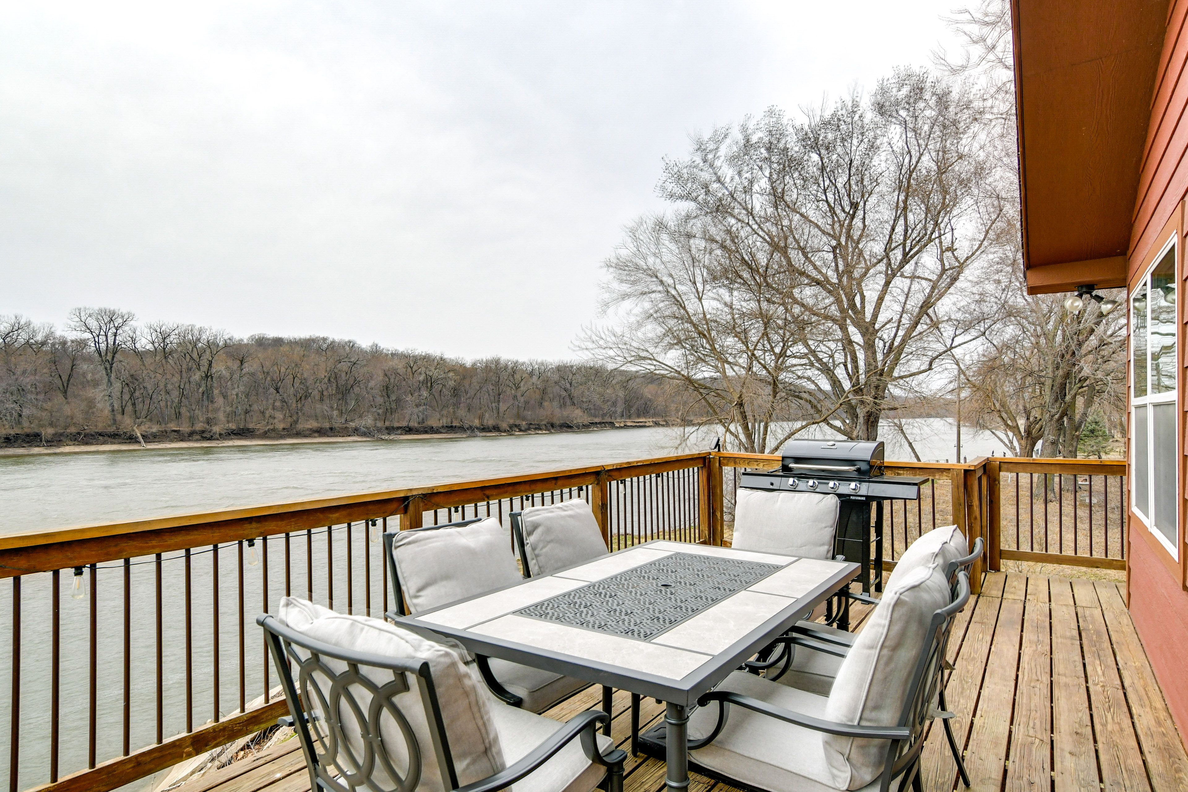 Pella Vacation Rental | 3BR | 2BA | Stairs Required | 1,344 Sq Ft