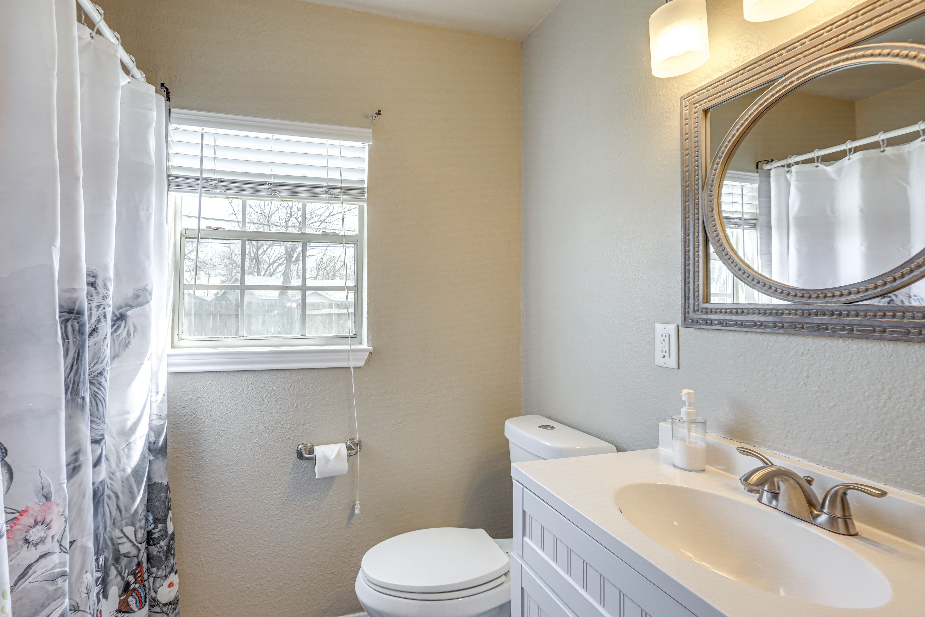 Full Bathroom | Towels Provided