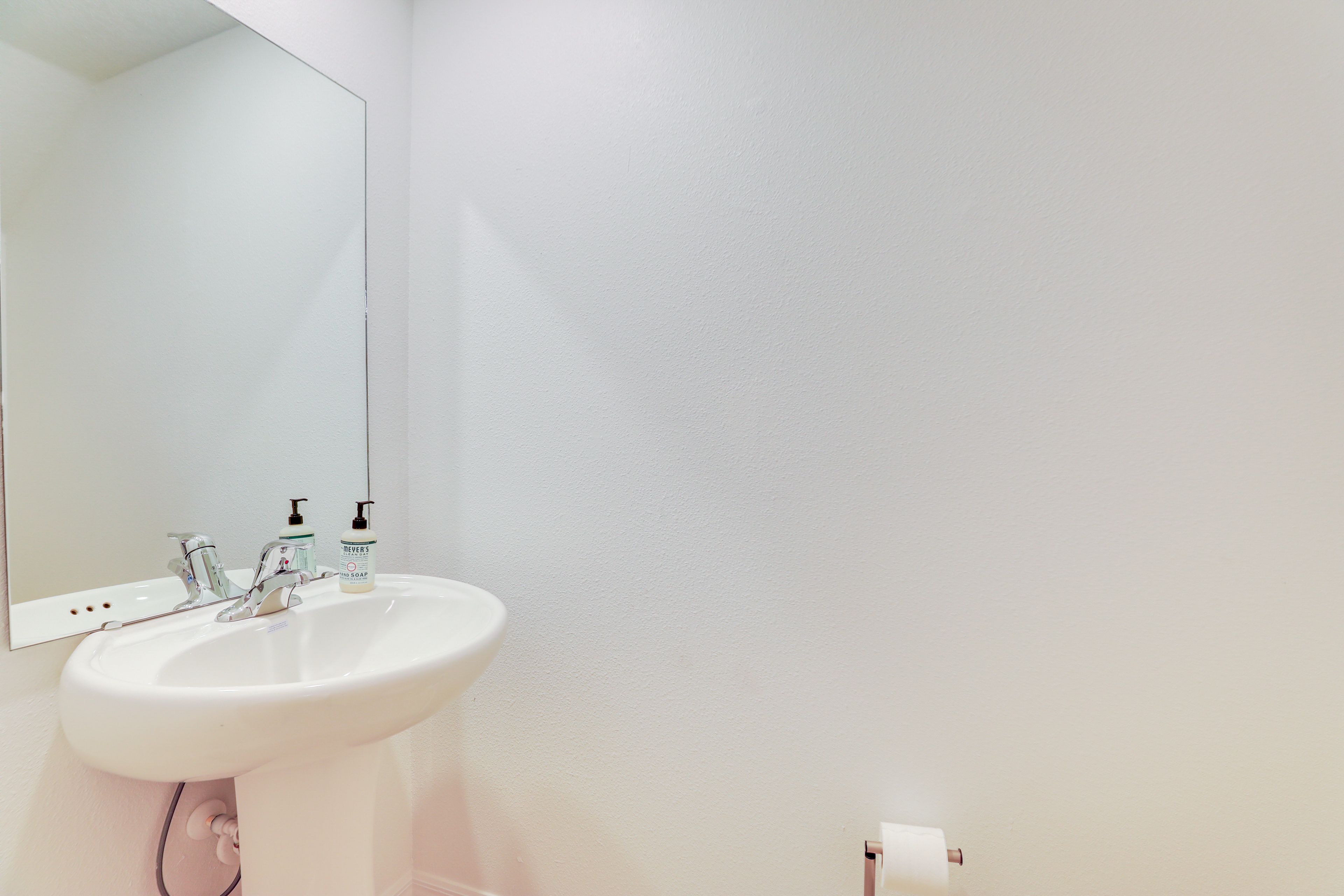 Half Bathroom | 1st Floor | Towels Provided
