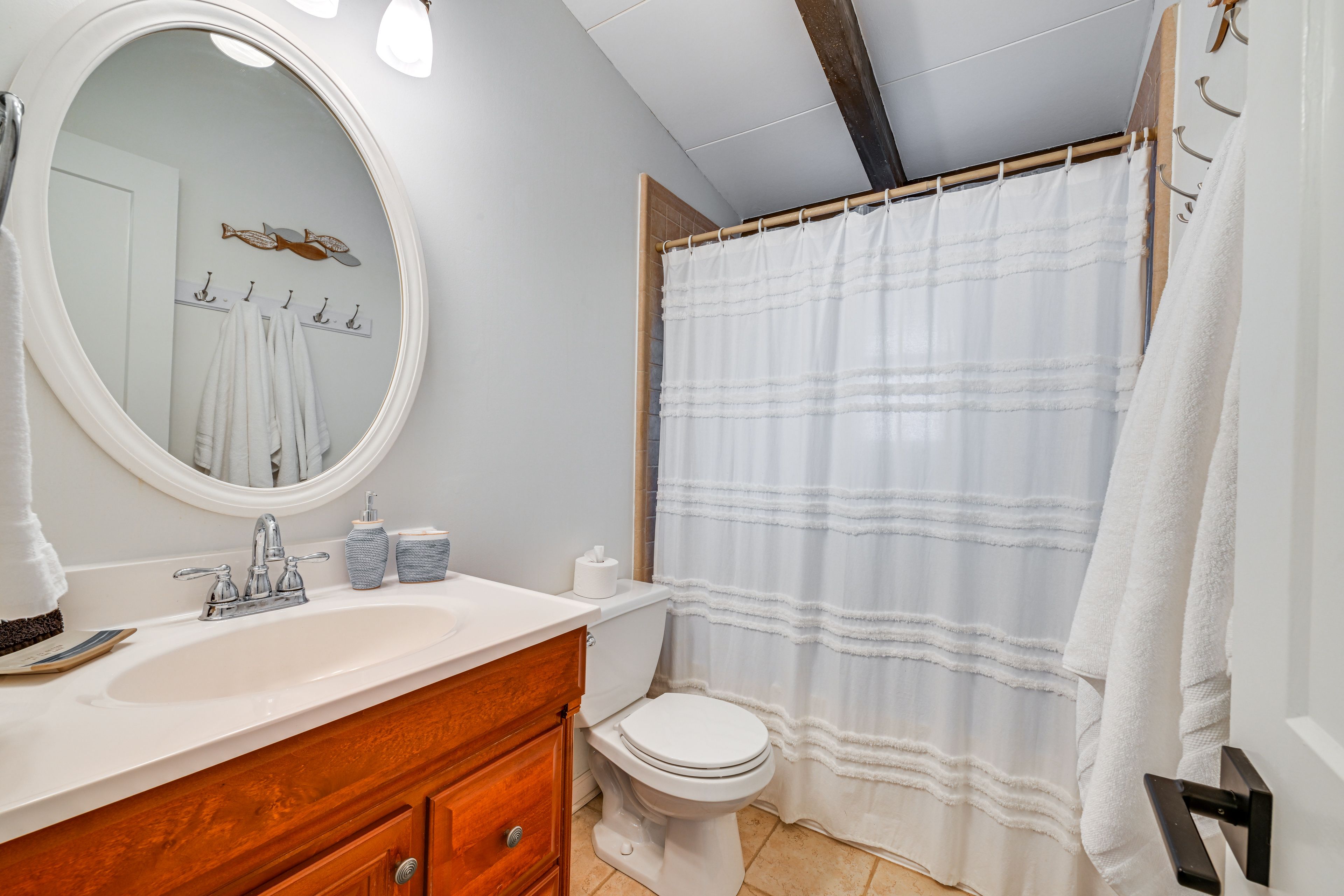 Full Bathroom | Main Level | Towels Provided