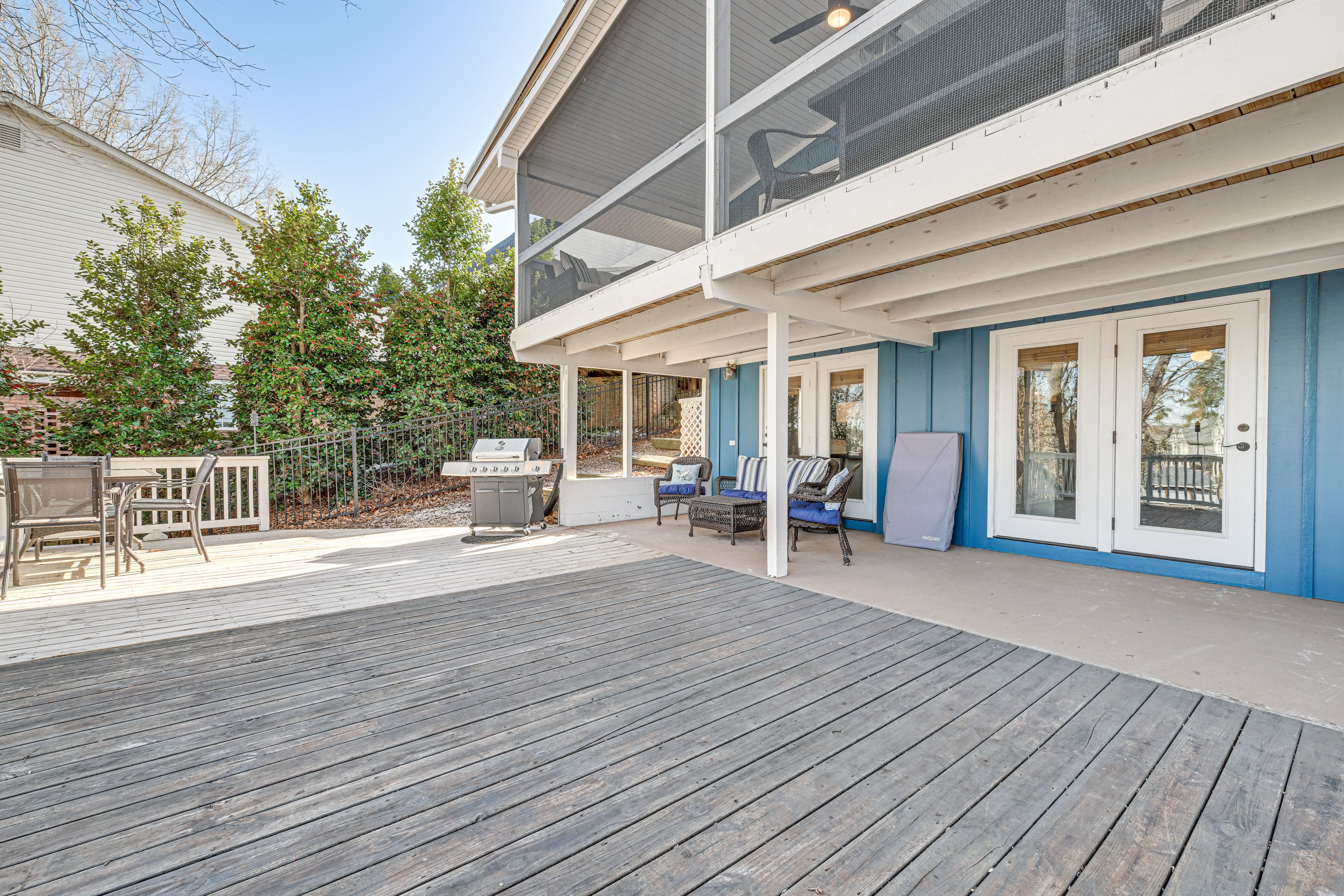 Upper Deck | Gas Grill | Seating | Dining Area