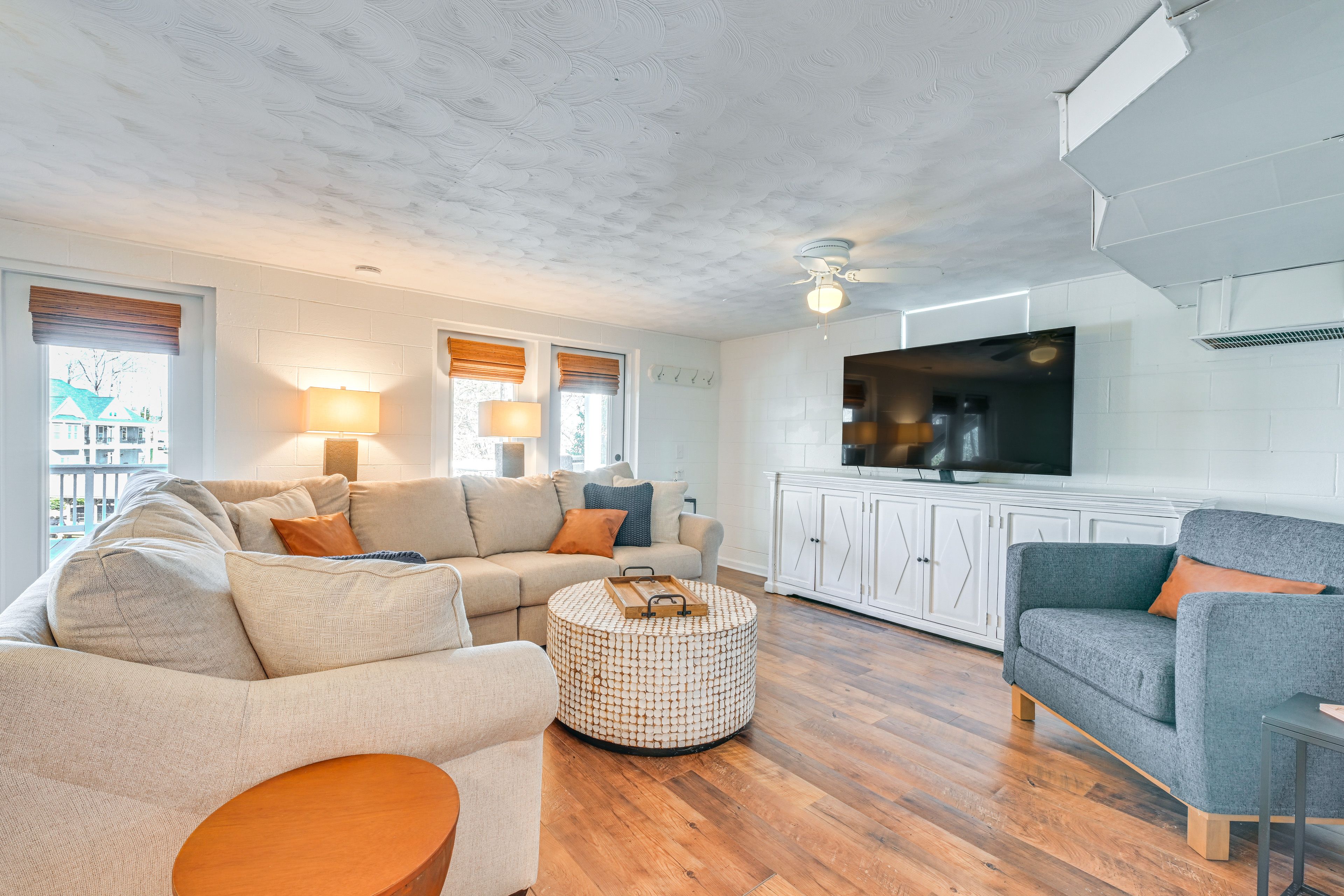 Living Room | Lower Level | Smart TV w/ Cable