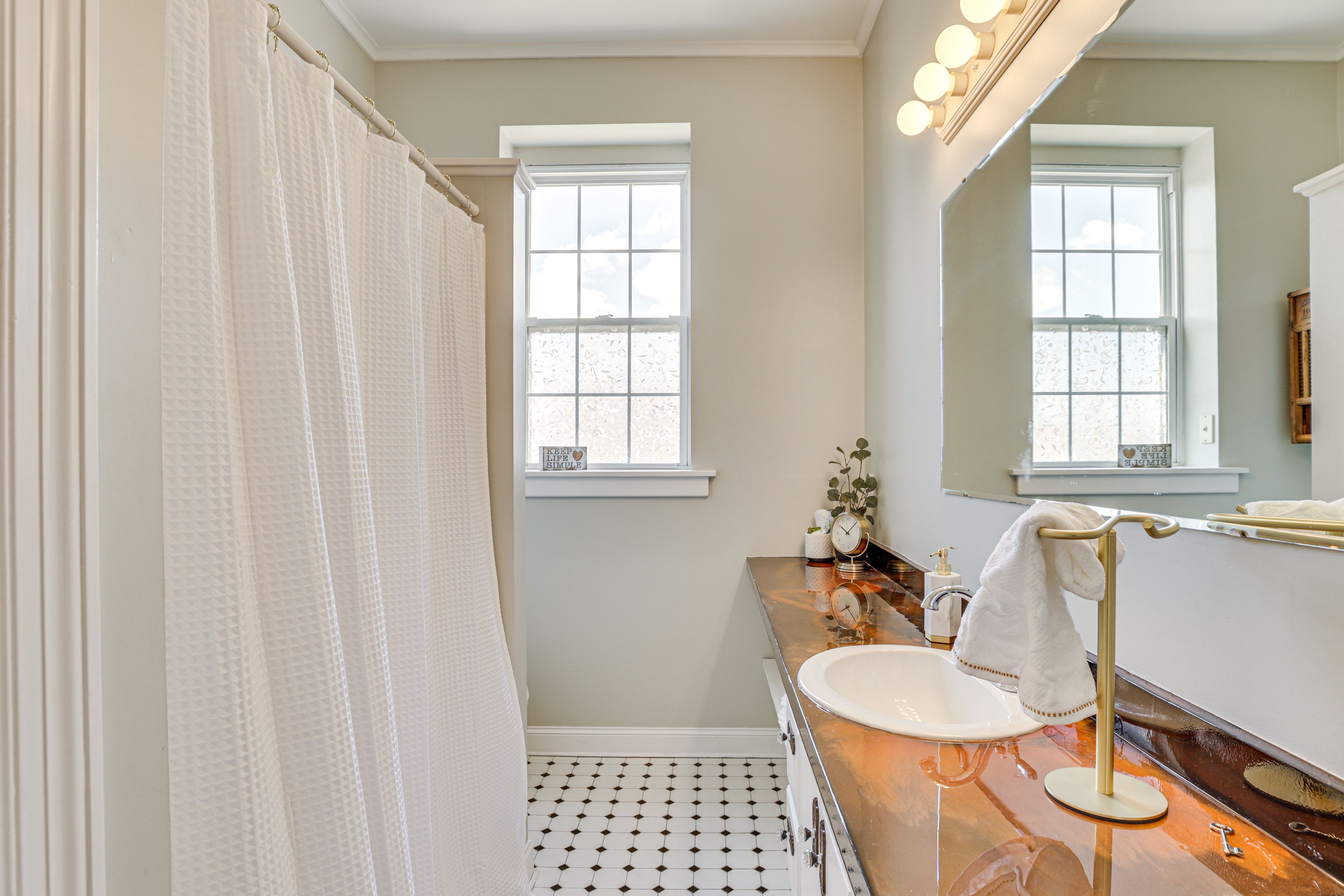Full Bathroom | 2nd Floor