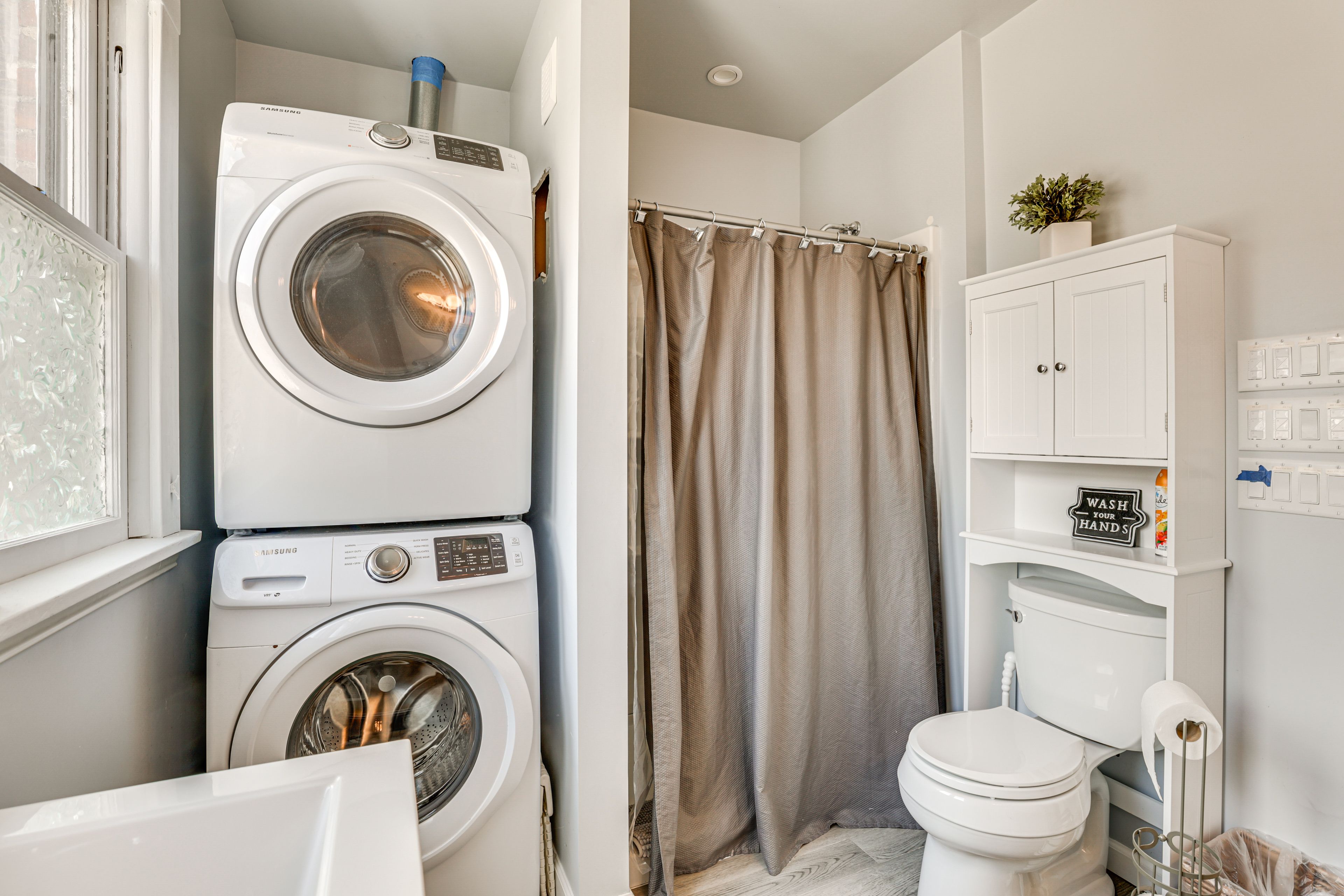 Full Bathroom | 1st Floor | Washer & Dryer