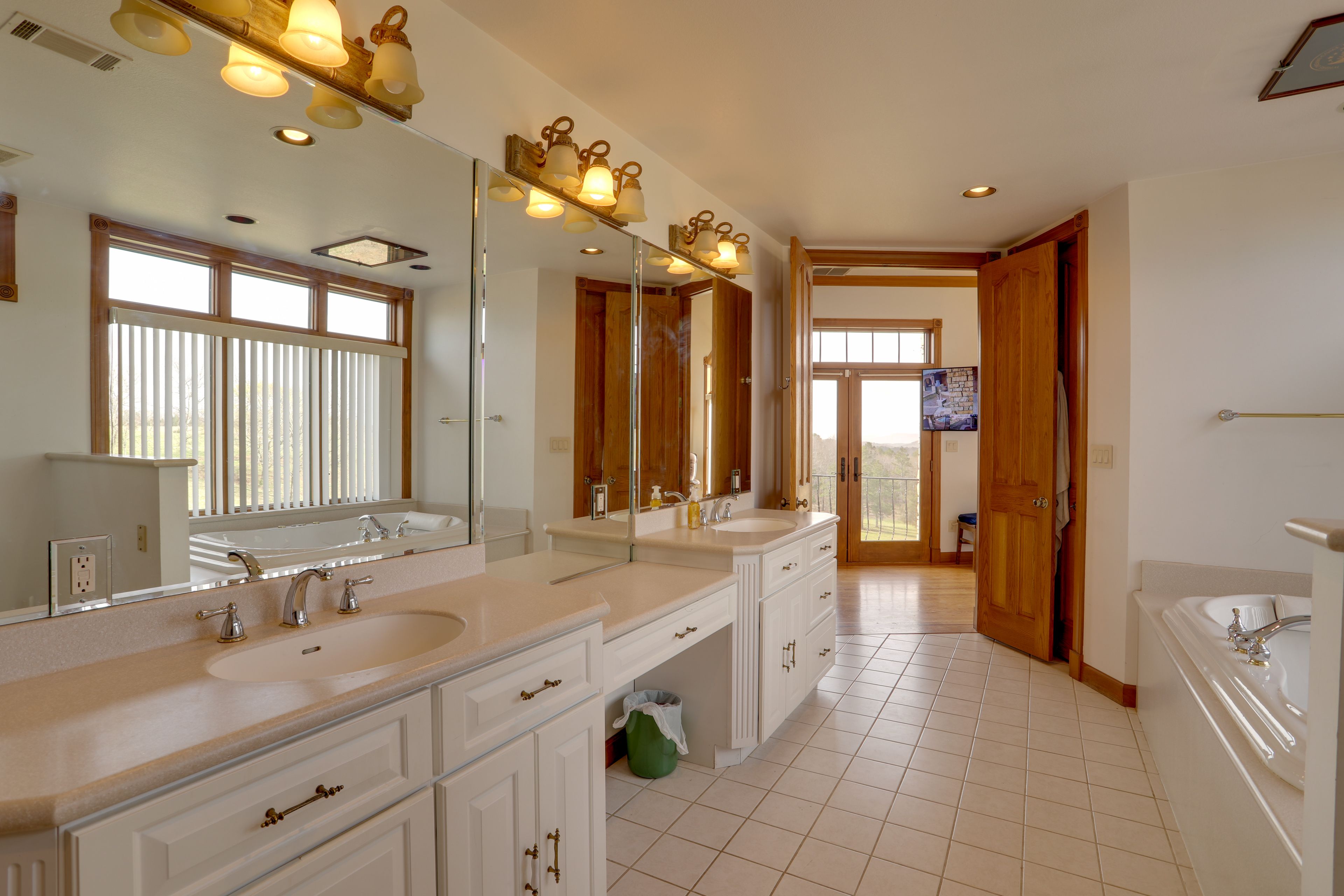 Full Bathroom | Jetted Tub Out of Order