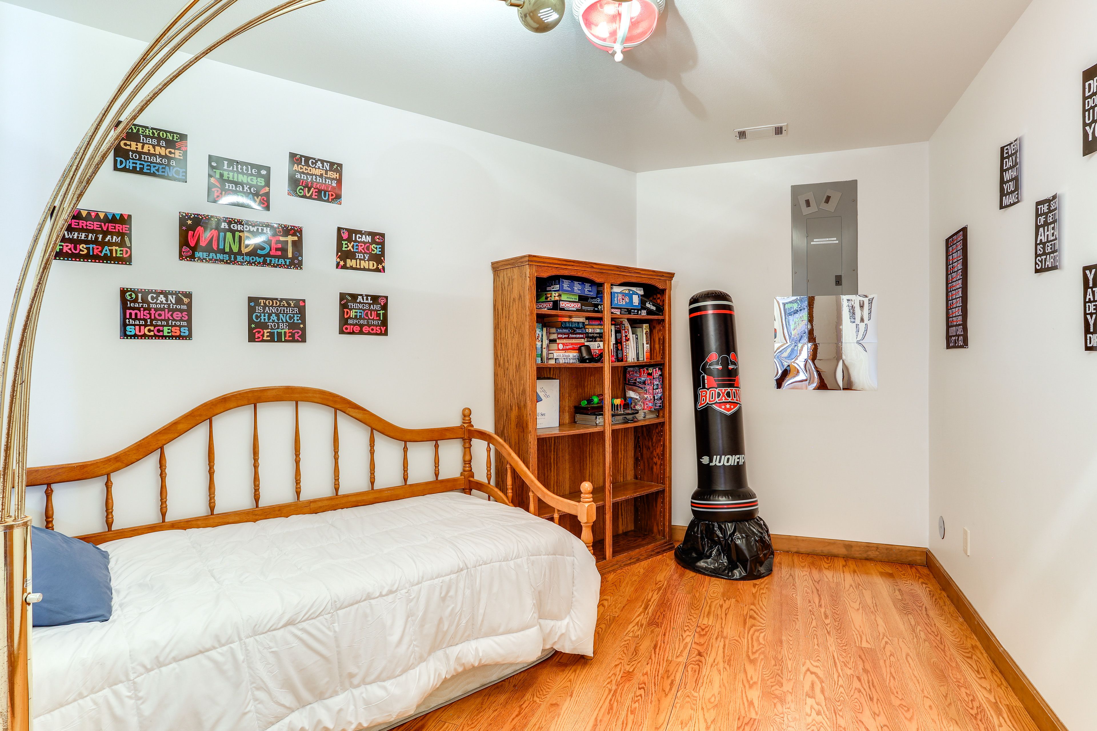 Bonus Room 2 (Pool House) | Twin Daybed | Board Games