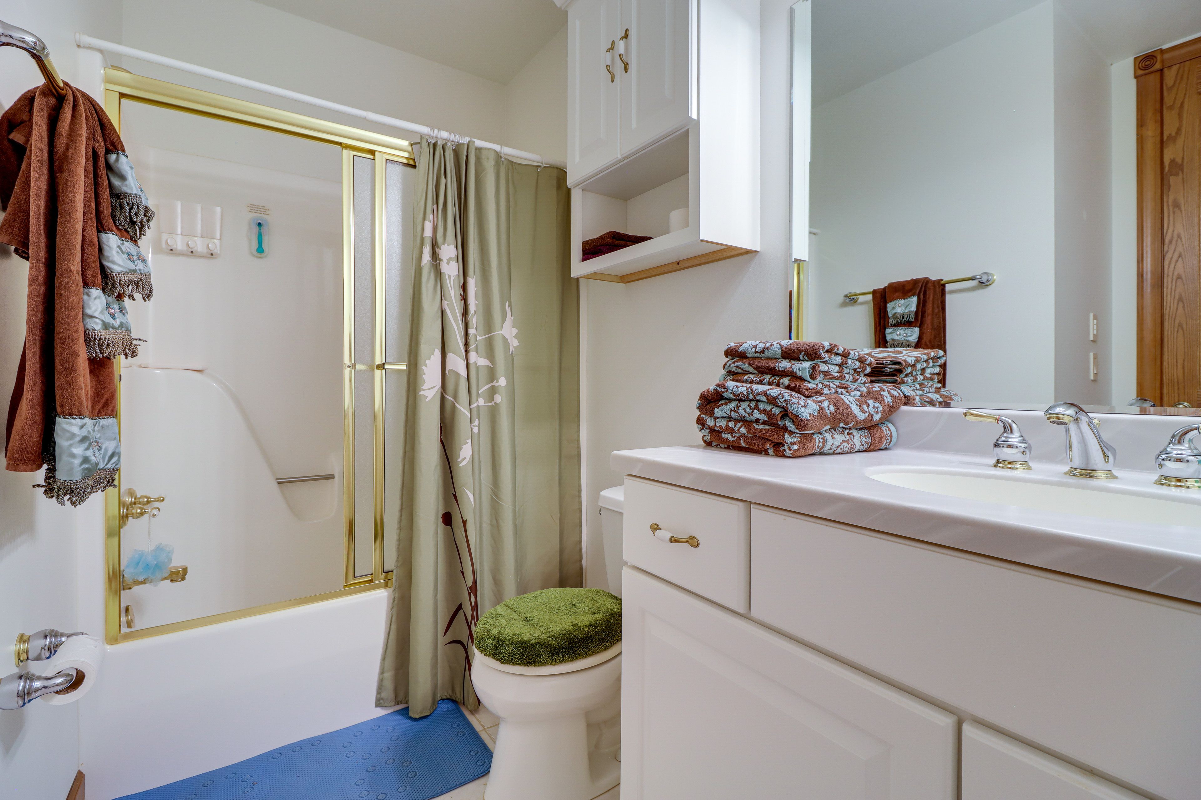 Full Bathroom (Pool House)