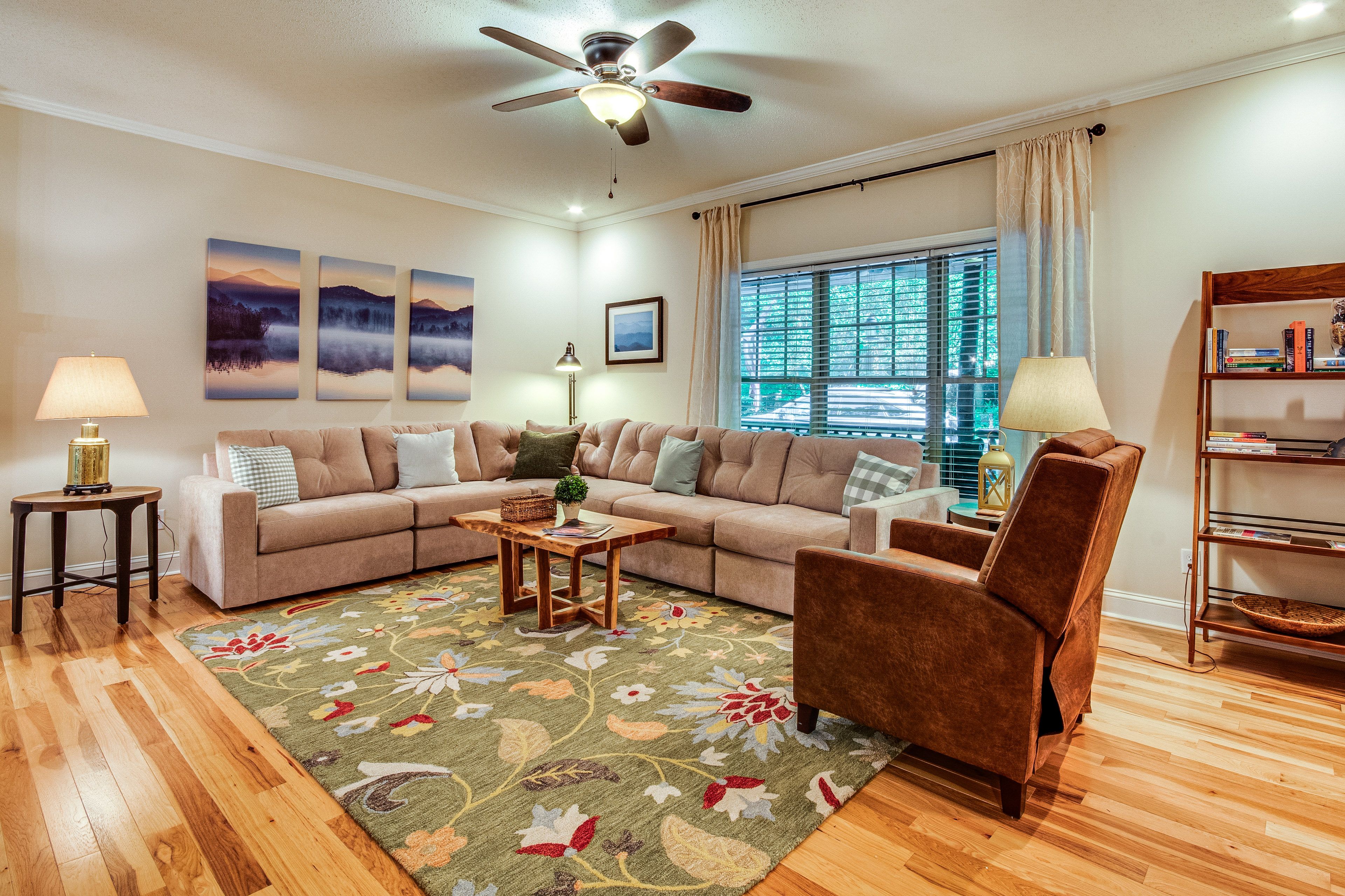 Living Room | Smart TV | Free WiFi | Central A/C & Heating
