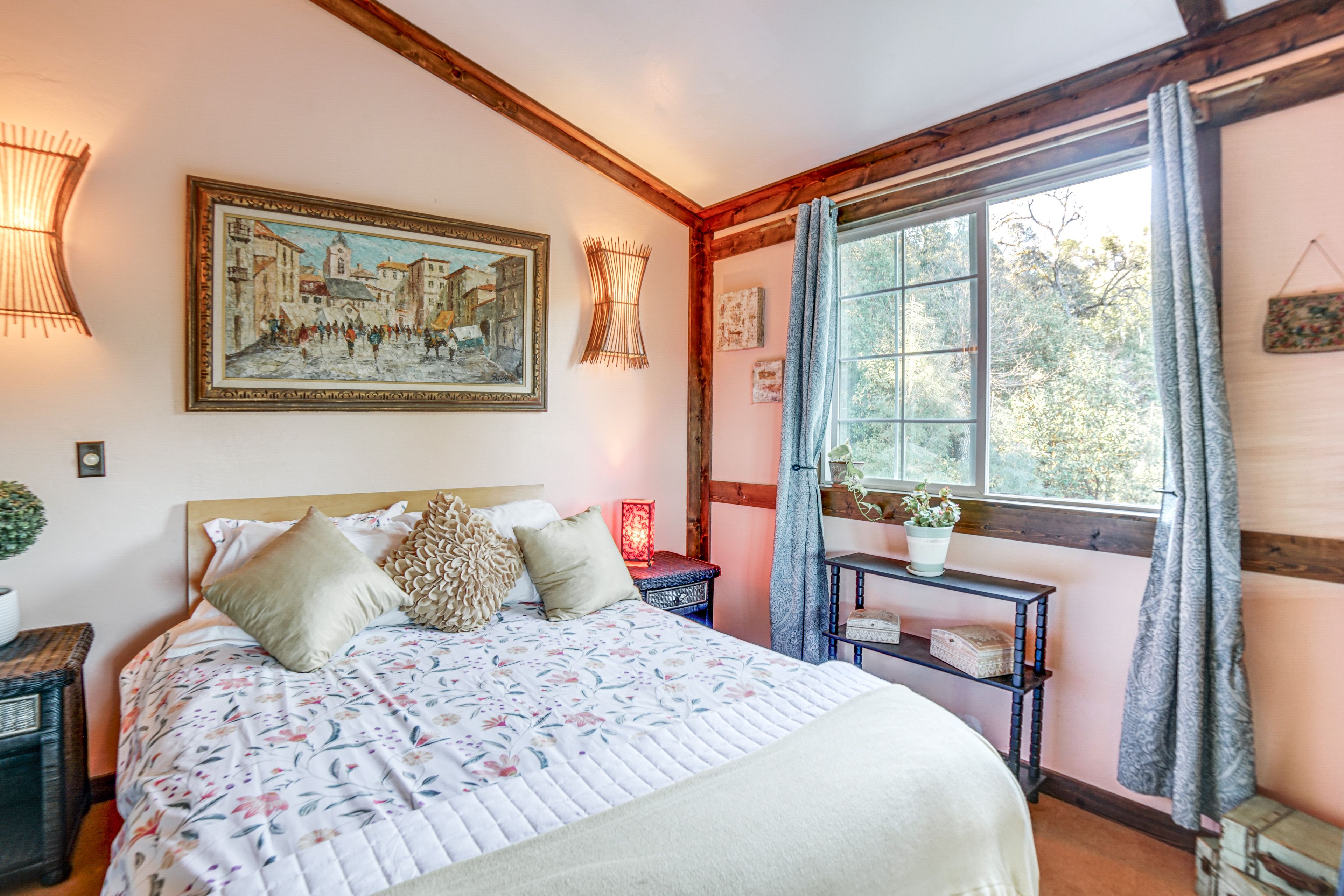 Studio | Queen Bed | Linens Provided