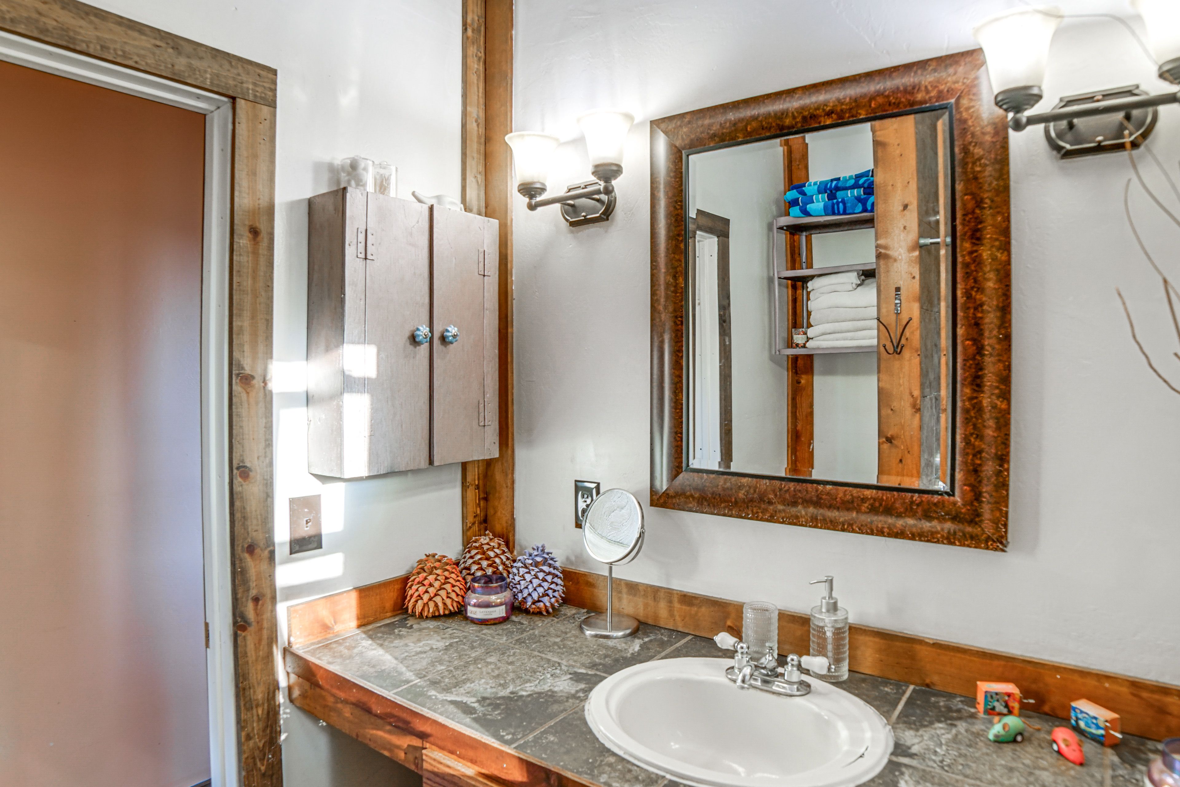 Full Bathroom | Towels Provided | Complimentary Toiletries