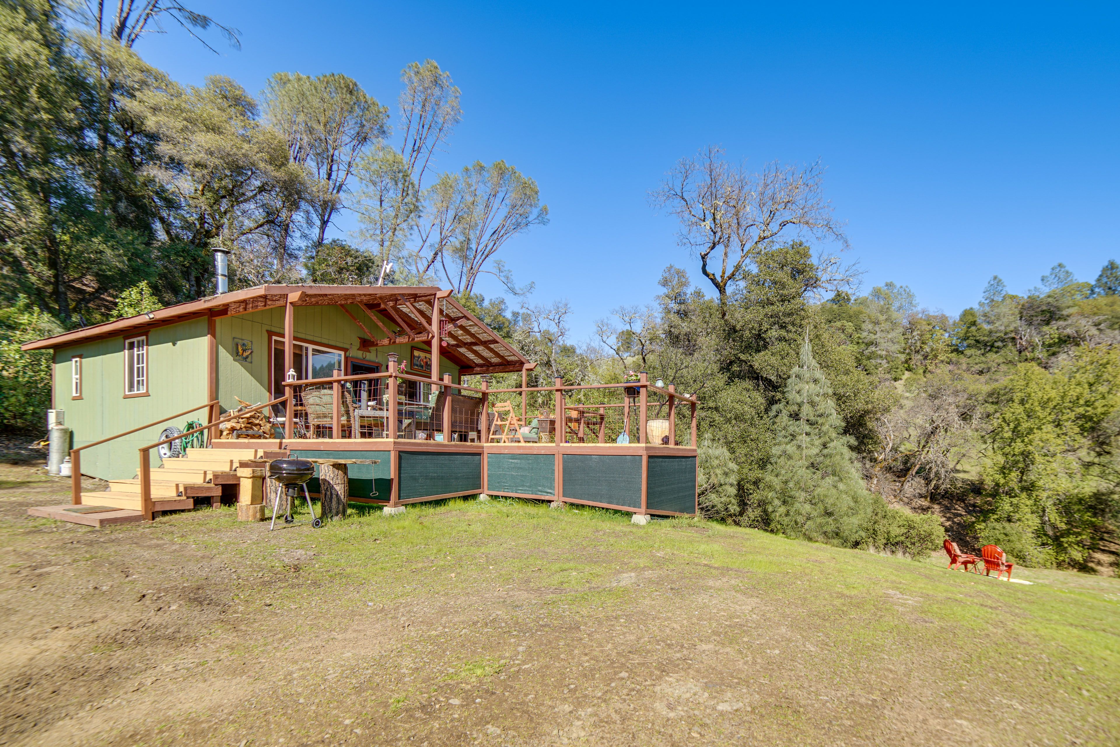 Single-Story Studio | Deck w/ Hot Tub | Hiking & Wildlife Spotting On-Site