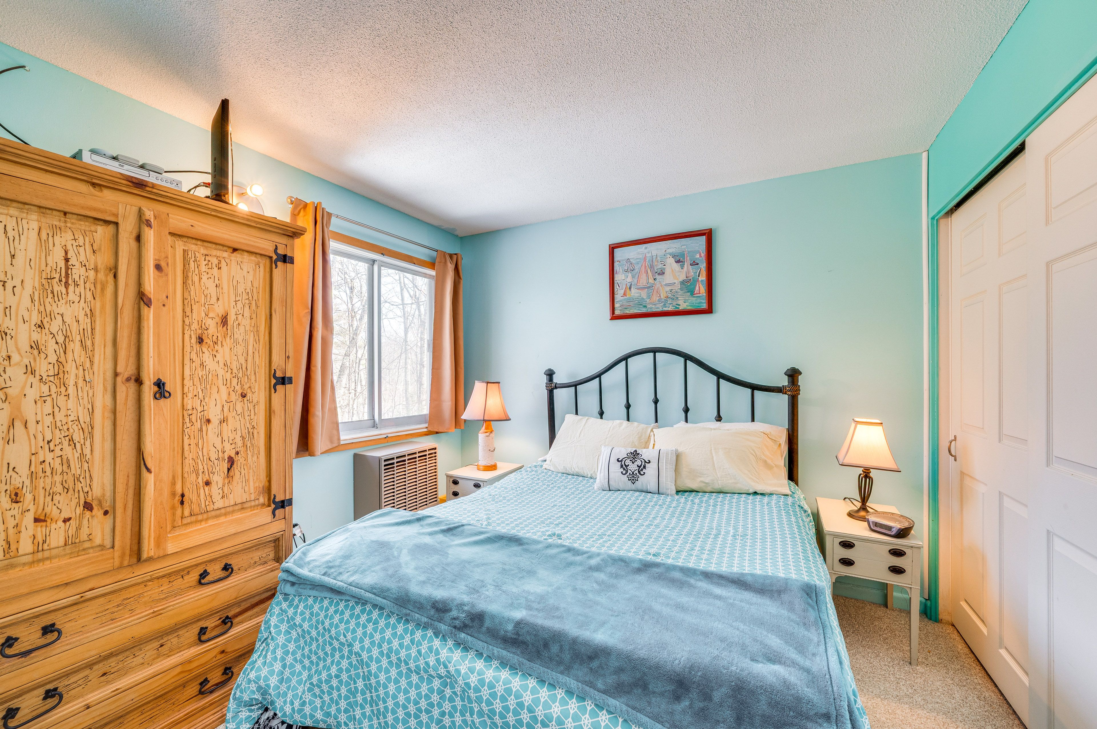 Bedroom 2 | Queen Bed | 1st Floor