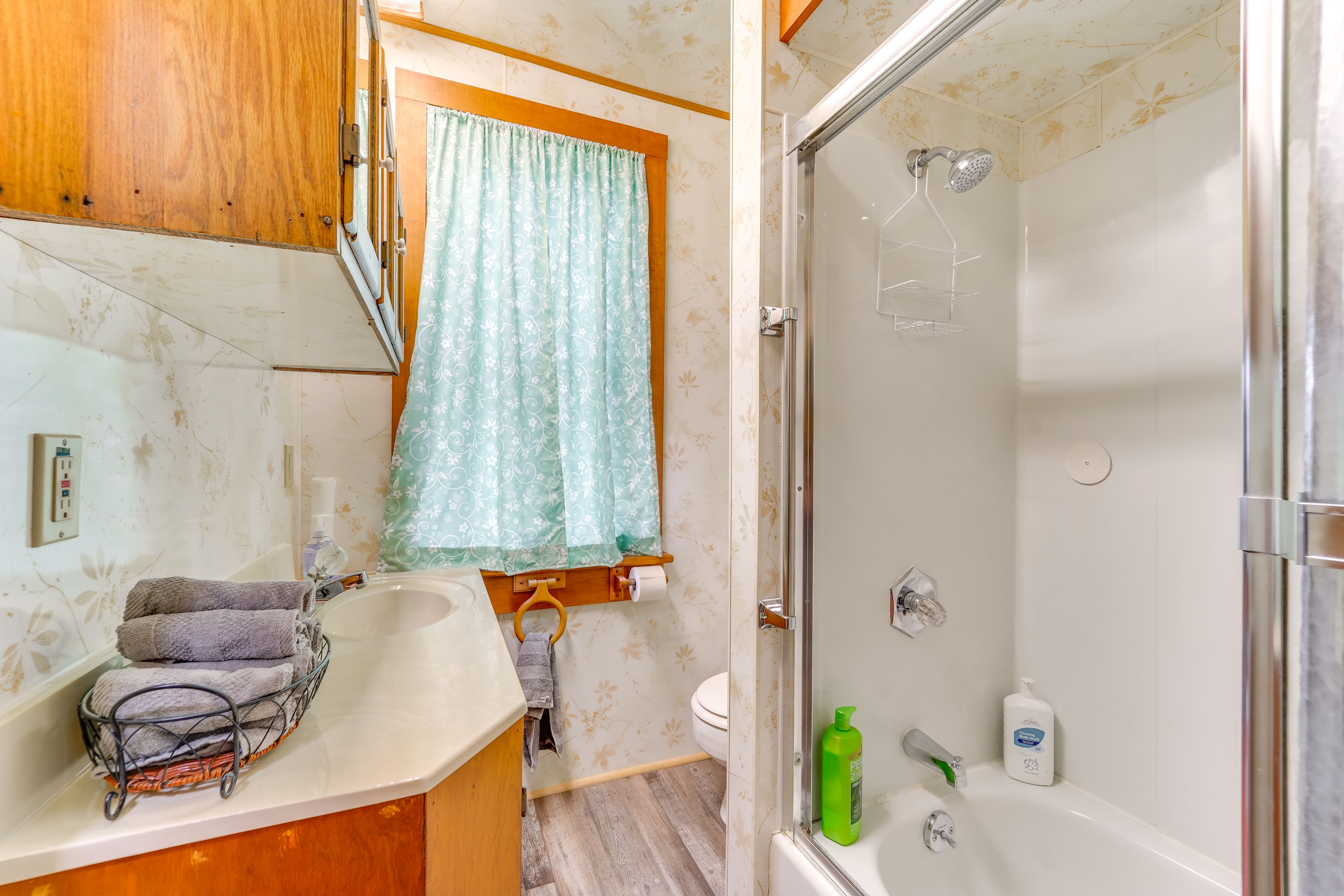 Full Bathroom | 2nd Floor