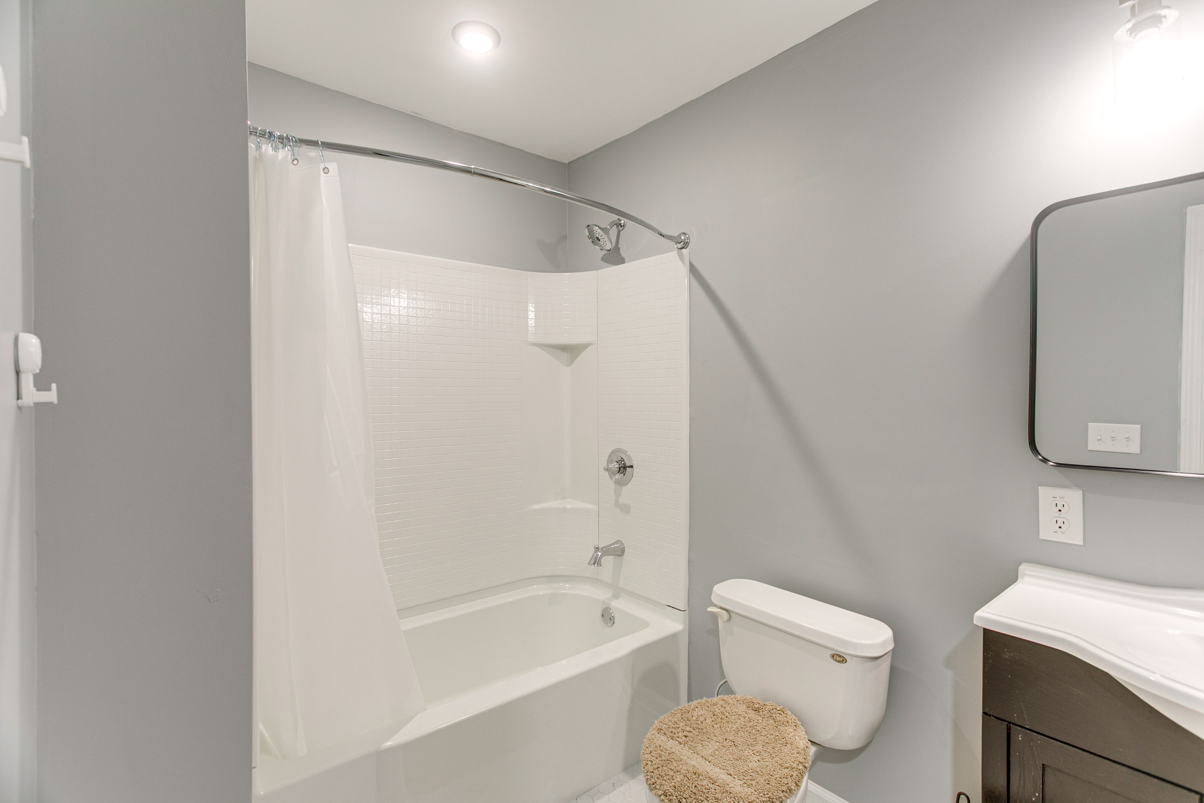 Full Bathroom | Shower/Tub Combo